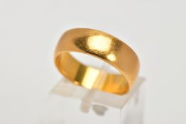 A 22ct GOLD EARLY 20TH CENTURY WEDDING BAND. D shape cross section band measuring approximately 6.