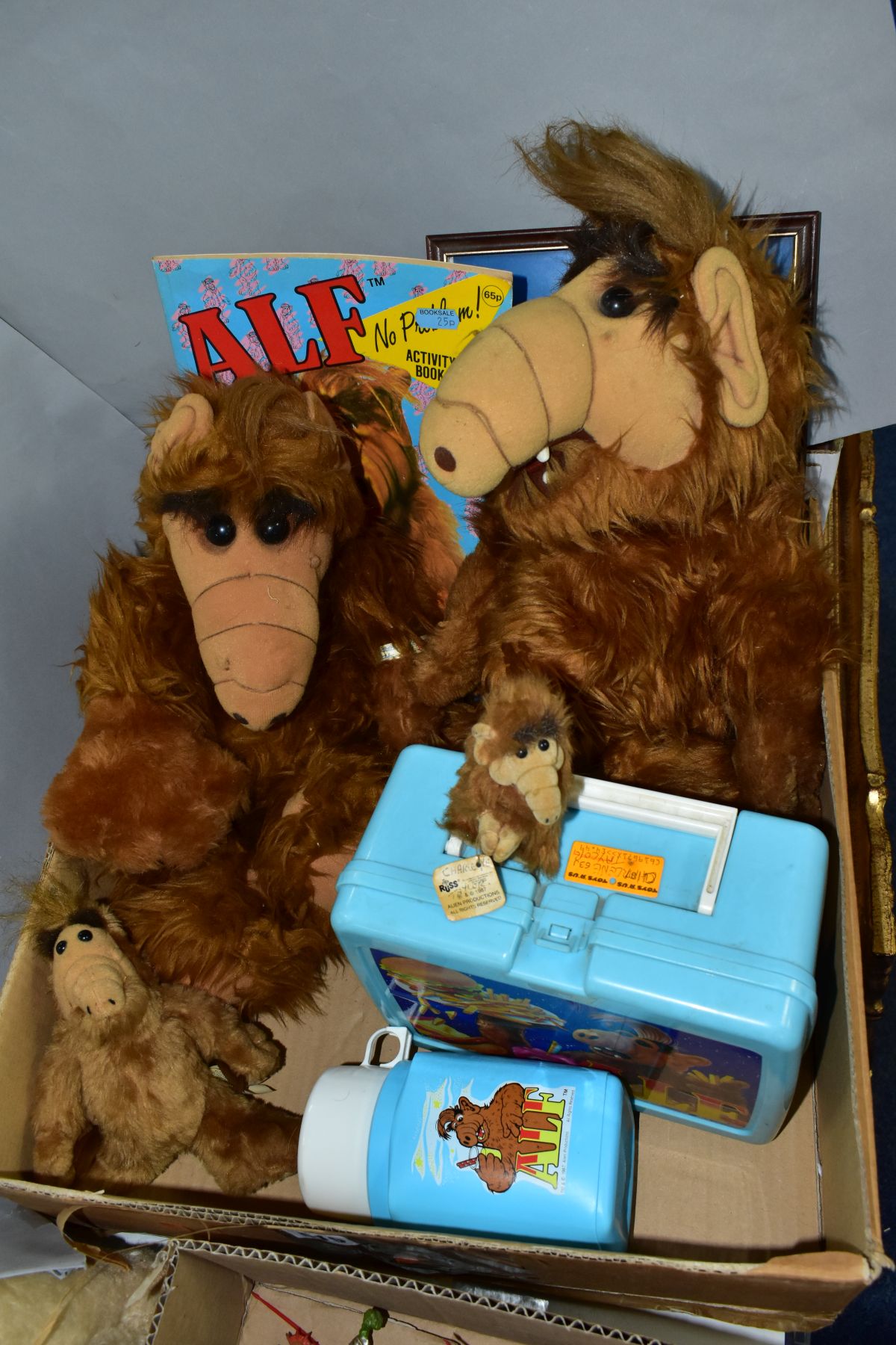 A QUANTITY OF ASSORTED ALF SOFT TOYS & MEMORABILIA, to include Thermos lunch box and flask small