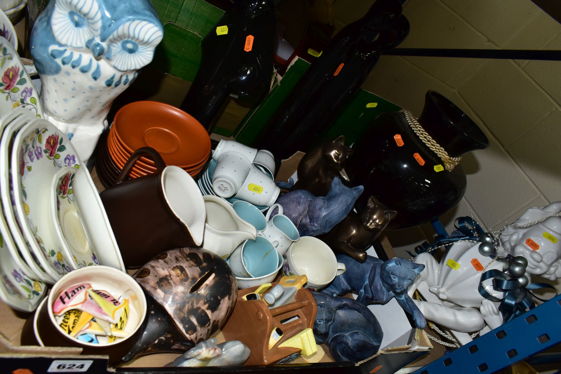 THREE BOXES AND LOOSE CERAMICS AND GLASSWARE, including a Susie Cooper bone china fifteen piece - Image 8 of 12