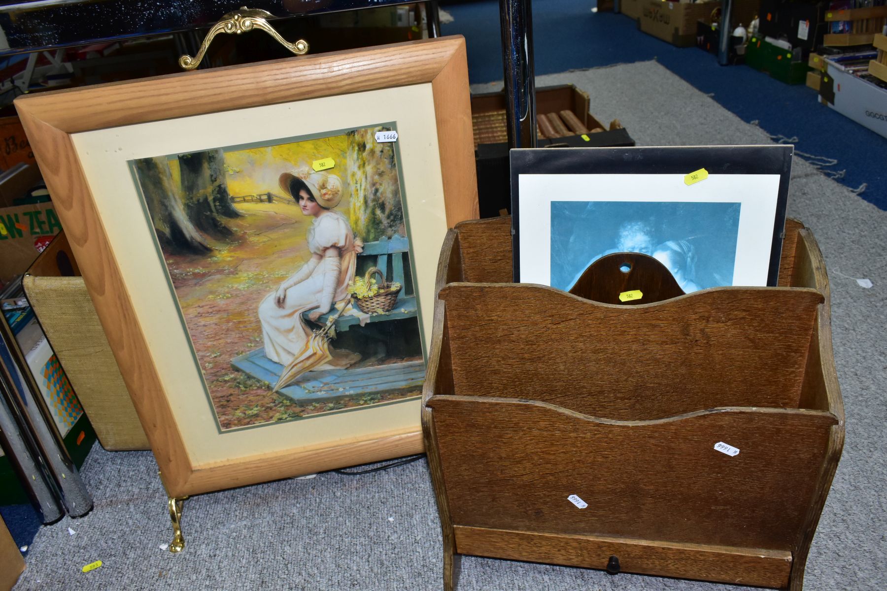 A BOX AND LOOSE SUNDRY ITEMS ETC, to include a Singer 201K sewing machine with accessories, boxed - Image 5 of 5