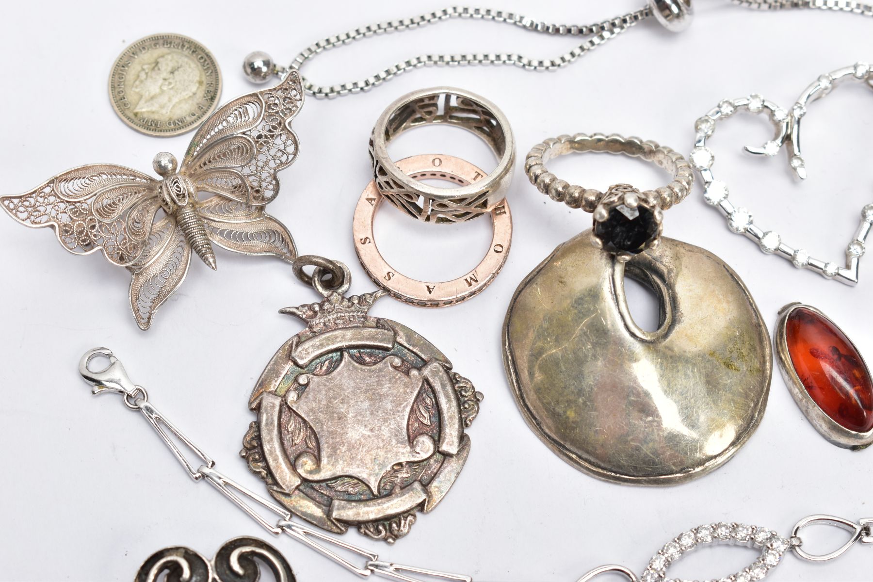 A SELECTION OF SILVER AND WHITE METAL JEWELLERY, to include a Thomas Sabo heart pendant, a Thomas - Bild 2 aus 3