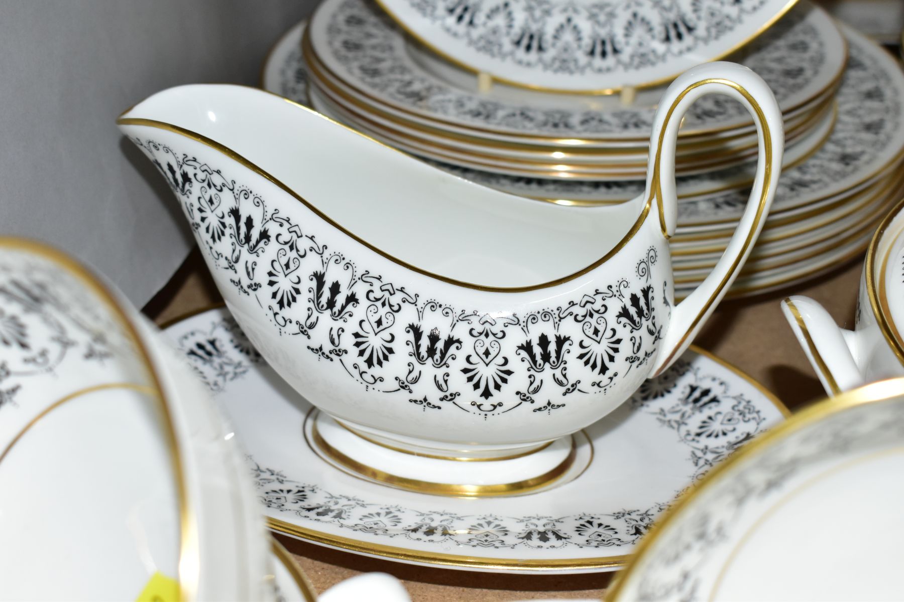 A ROYAL CHELSEA 'SHERINGHAM' PATTERN DINER SERVICE, comprising a twin handled tureen and cover, - Image 4 of 7