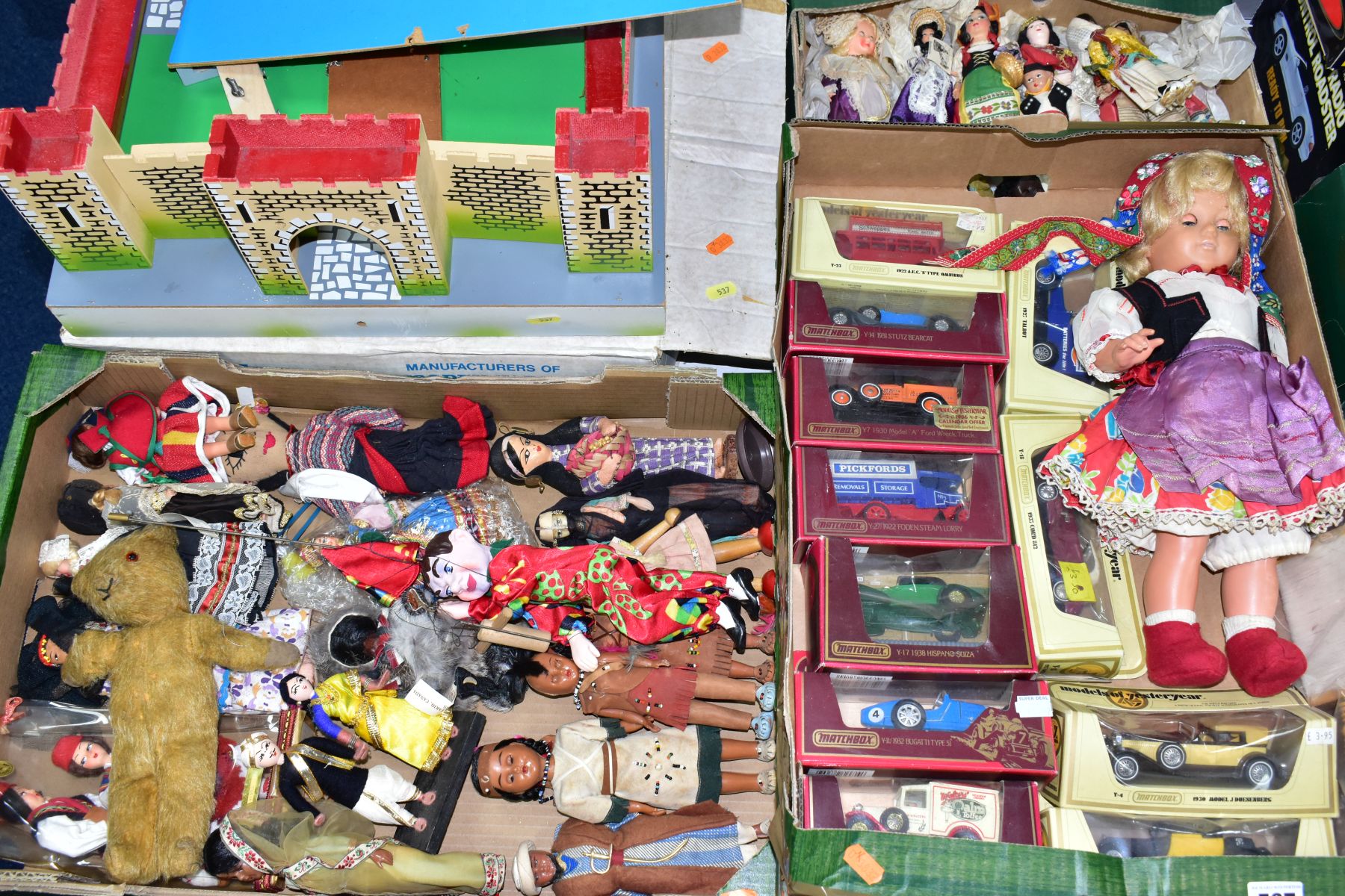 A QUANTITY OF ASSORTED COLLECTORS AND COSTUME DOLLS, various styles and nationalities, well loved
