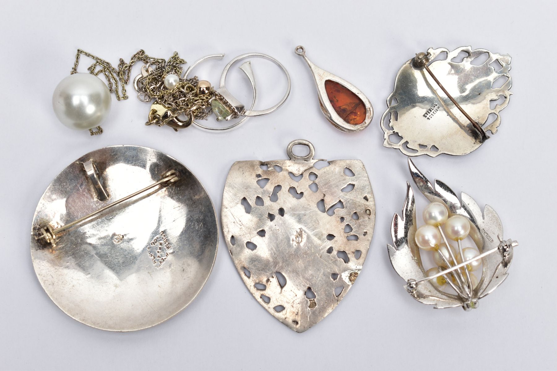 A SELECTION OF SILVER AND WHITE METAL JEWELLERY, to include a Siam brooch, an inlaid Mexican - Bild 2 aus 2