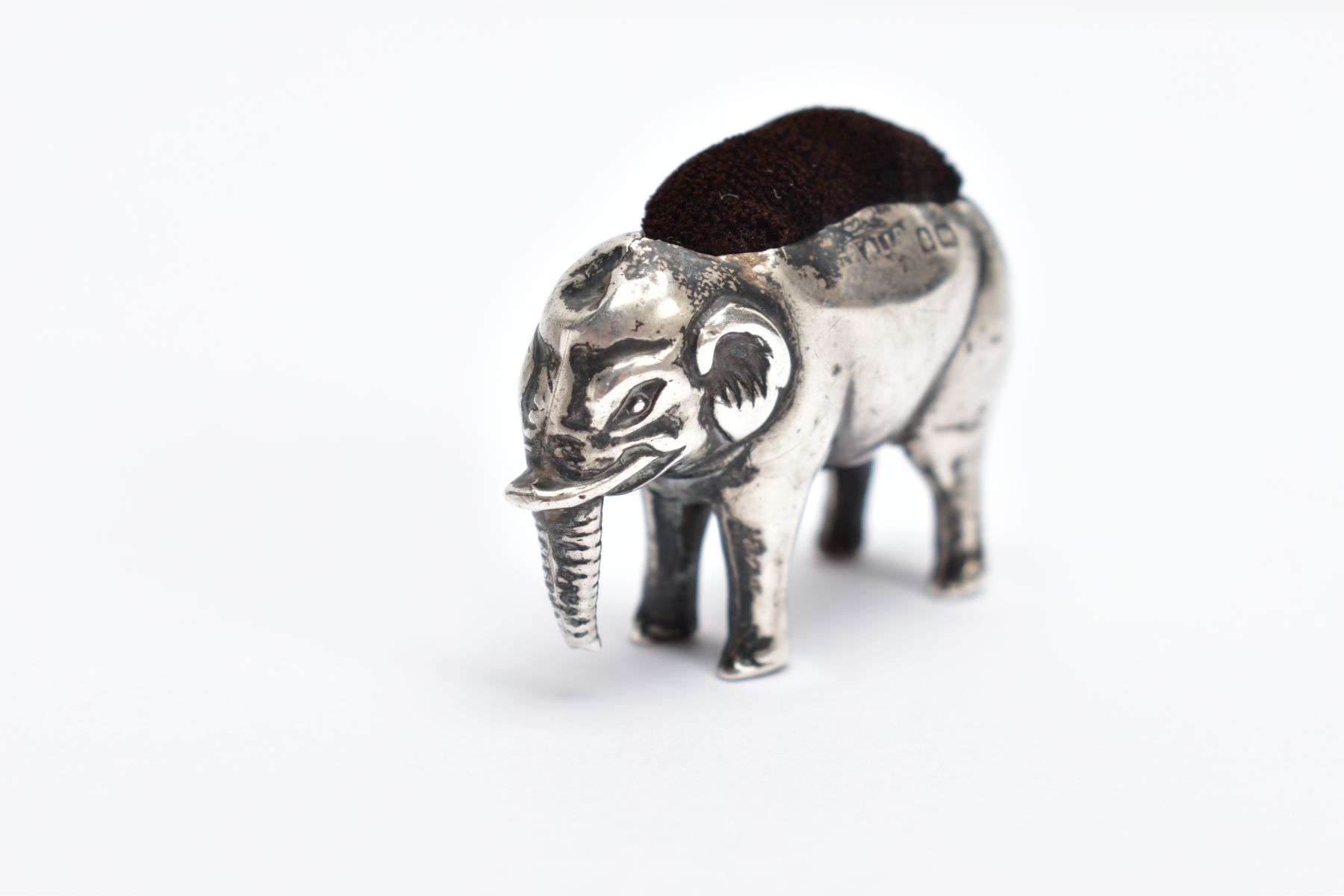 A SILVER PIN CUSHION modelled as a Elephant, maker Adie & Lovekin (silver marks not clear and the - Bild 2 aus 5