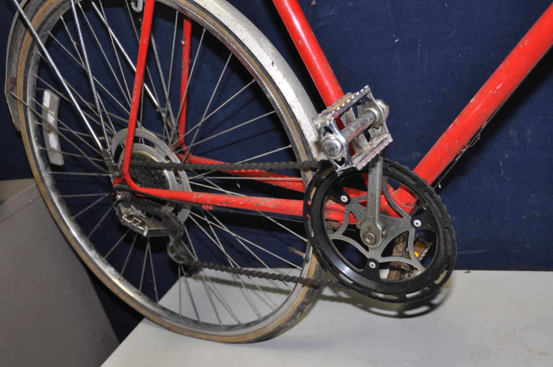 A RALEIGH PACER VINTAGE GENTS BIKE with 5 speed gears 21in frame and a Halfords Espada gents - Image 2 of 4