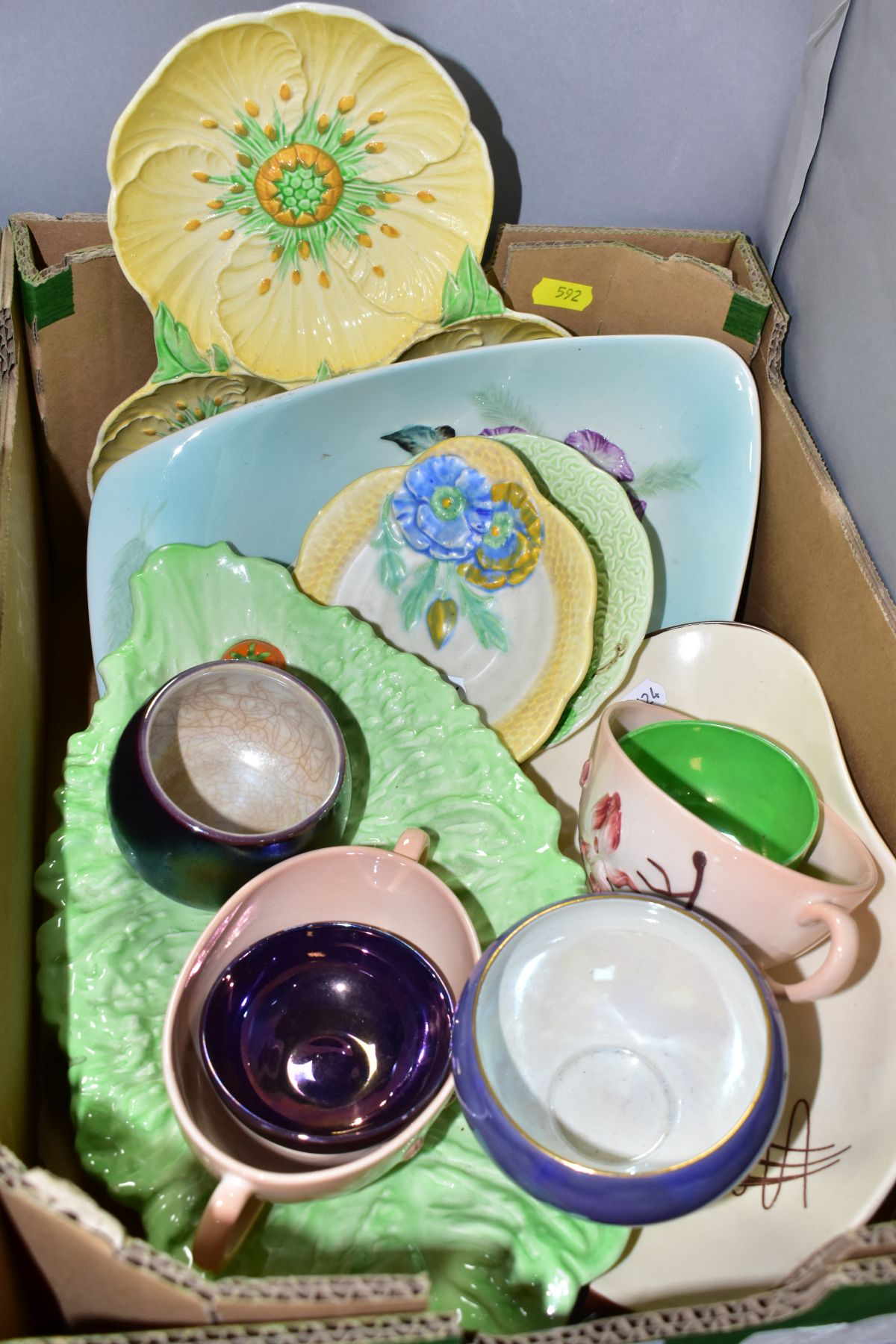 TWO BOXES OF DECORATIVE CERAMICS AND TEA WARES, ETC, including New Hall Pottery daffodil pattern - Image 6 of 8