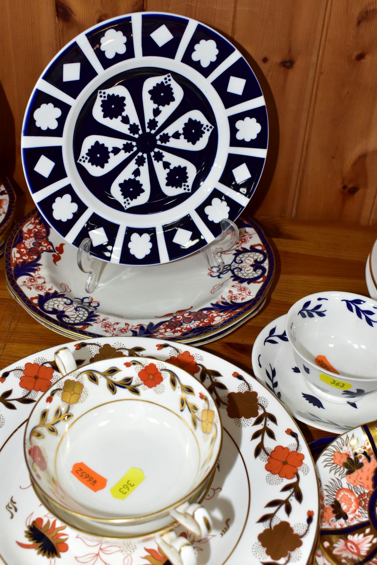 A GROUP OF ASSORTED ROYAL CROWN DERBY PLATES, etc, in a variety of patterns, including Old - Image 5 of 9