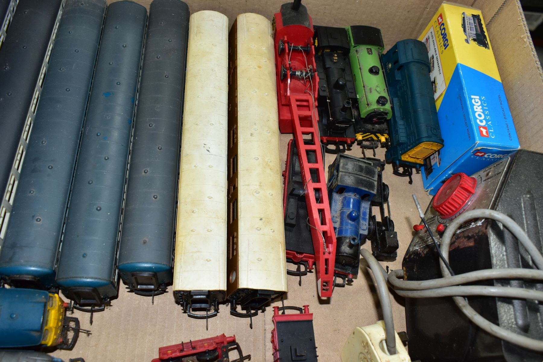 A QUANTITY OF UNBOXED AND ASSORTED 00 AND HO MODEL RAILWAY ITEMS, to include Tri-ang and Hornby A3 - Image 7 of 7