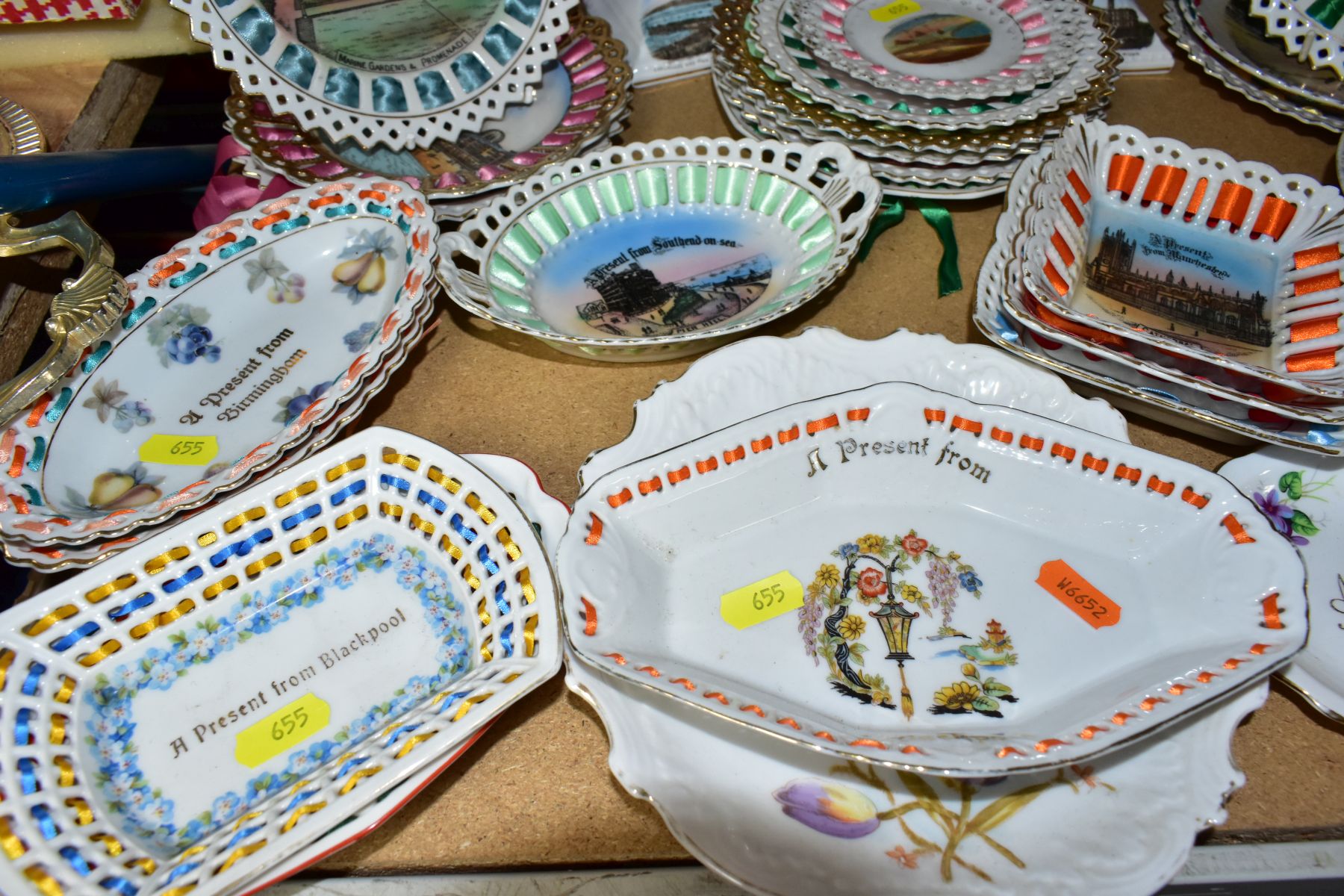 A QUANTITY OF LATE 19TH/EARLY 20TH CENTURY CONTINENTAL PORCELAIN SOUVENIR RIBBON PLATES, etc, - Image 5 of 8