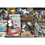 A QUANTITY OF ASSORTED UNBUILT AND PART BUILT PLASTIC CONSTRUCTION KITS AND SPARE PARTS, ETC,