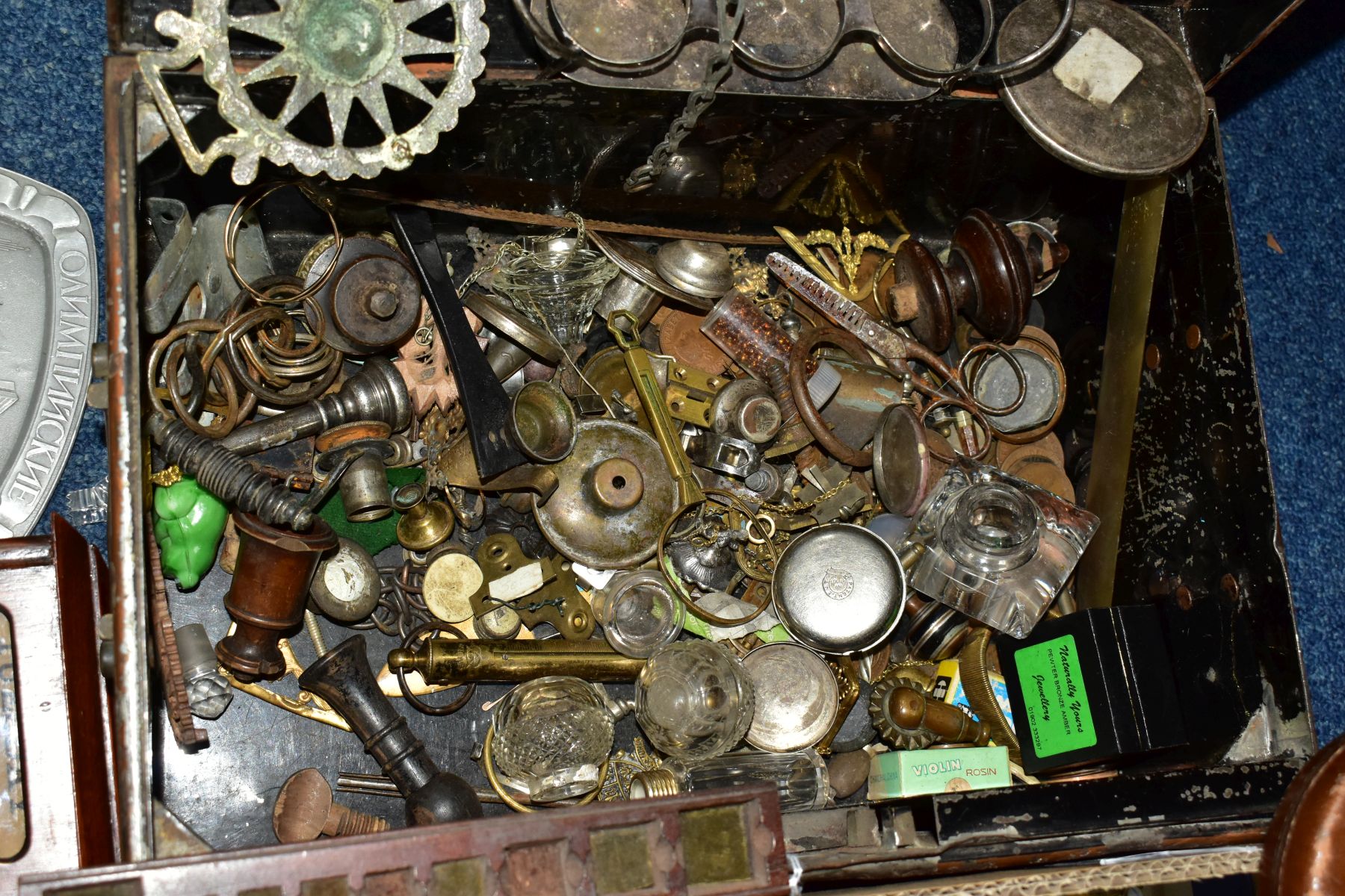 A BOX AND A TIN OF COLLECTABLES, METALWARES, ETC, including an Edwardian walnut cased perpetual - Image 7 of 10