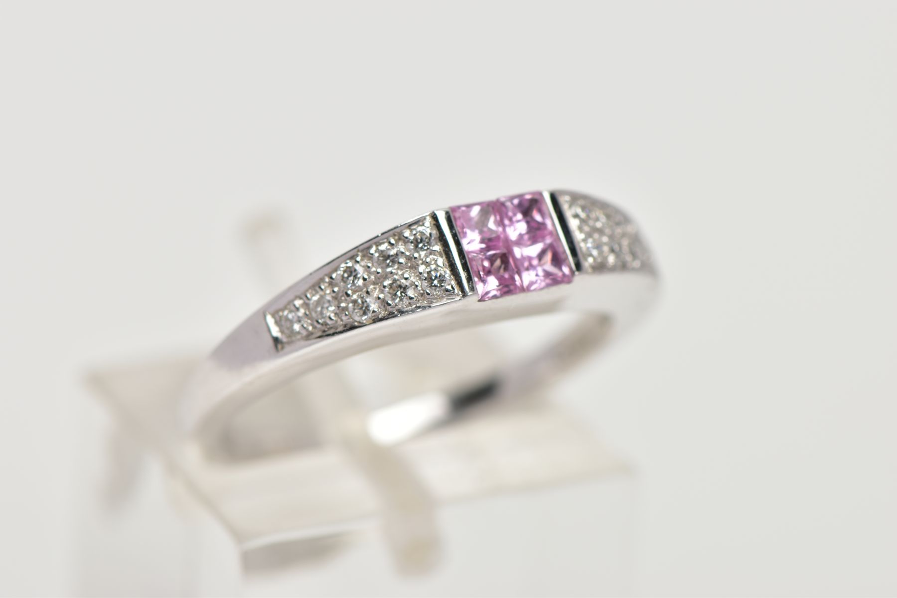 A MODERN 18CT WHITE GOLD PINK SAPPHIRE AND DIAMOND DRESS RING, centring on four square cut pink - Bild 4 aus 4