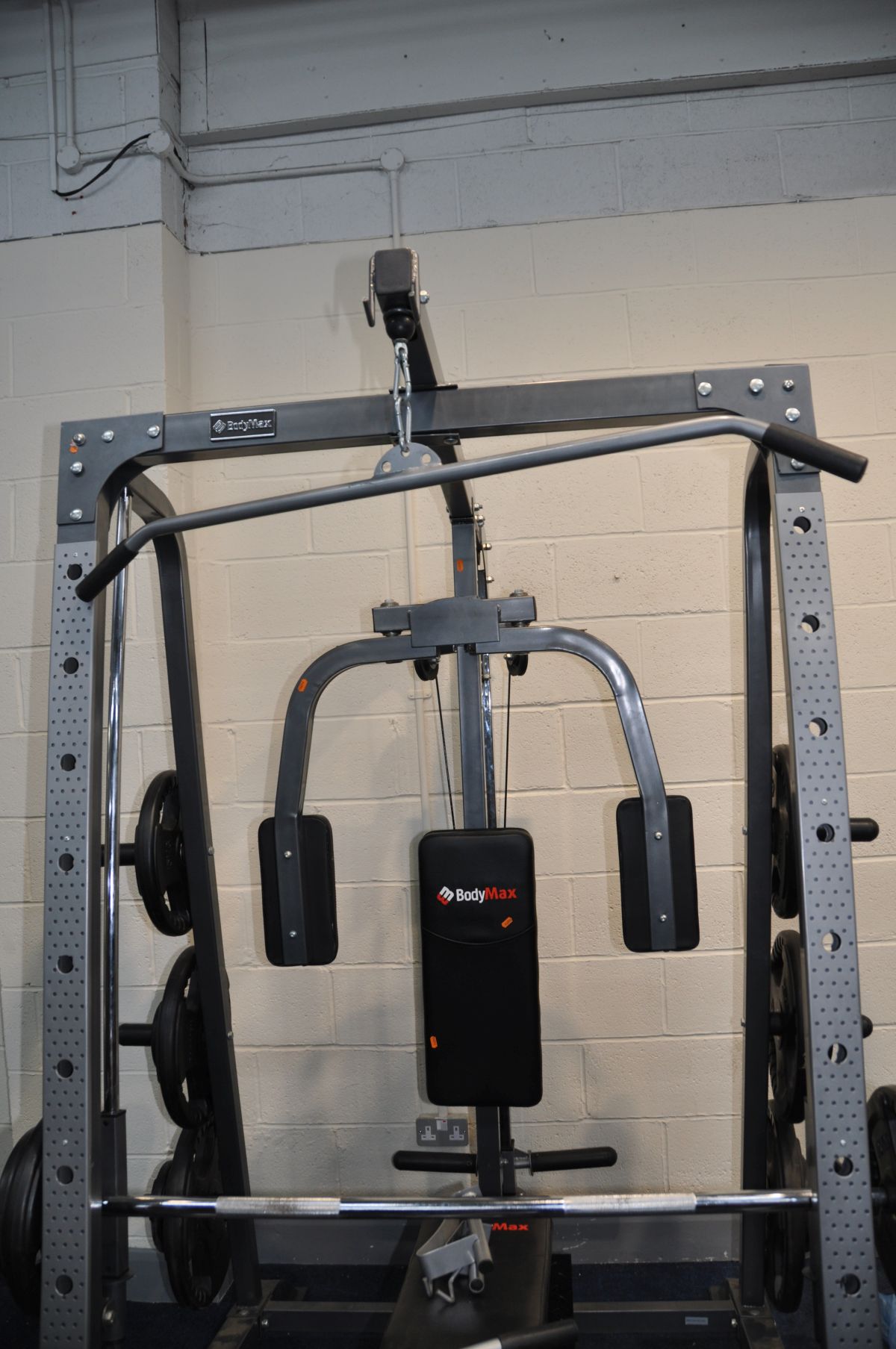 A BODYMAX CF380 SMITH MACHINE MULTI GYM with eighteen weight in pairs from 25kg to 2.5kgs and thirty - Image 5 of 7