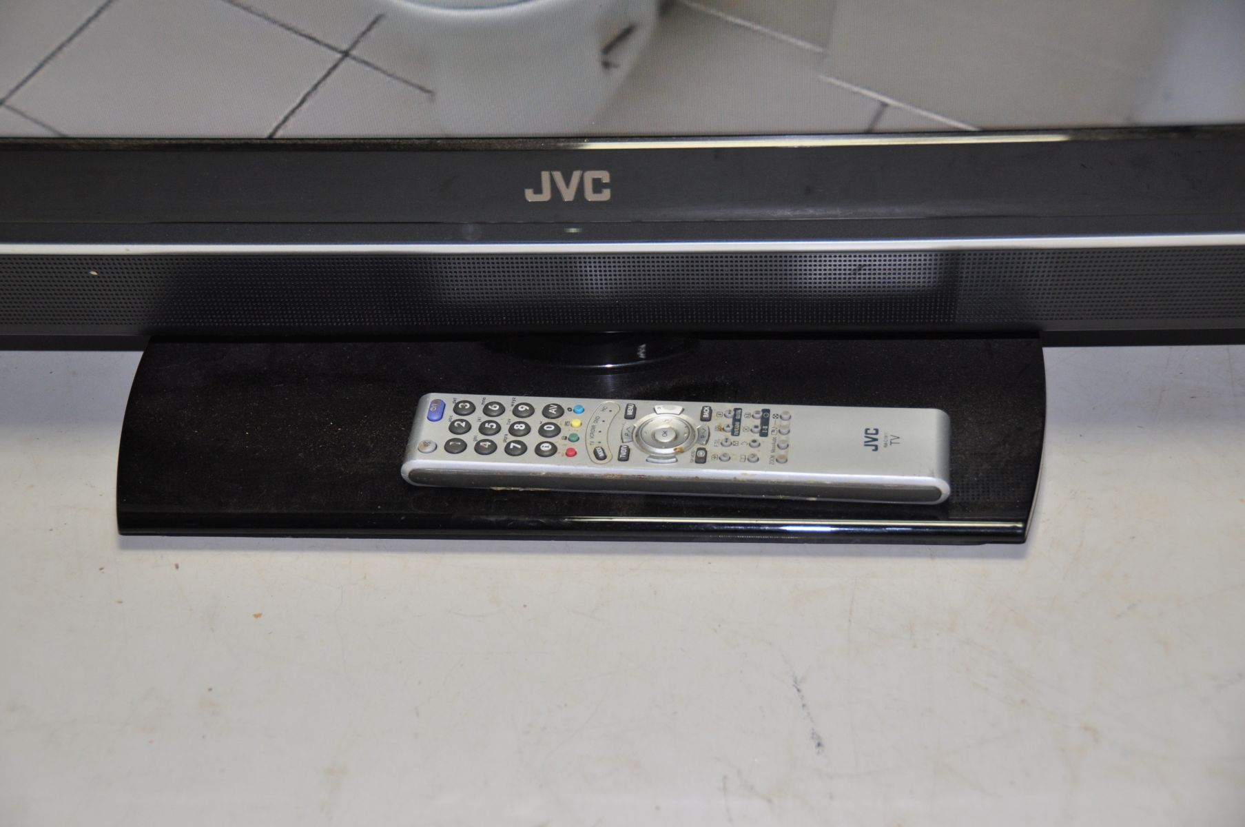 A JVC LT32DP8BJ 32in TV WITH REMOTE (PAT pass and working) - Image 2 of 2