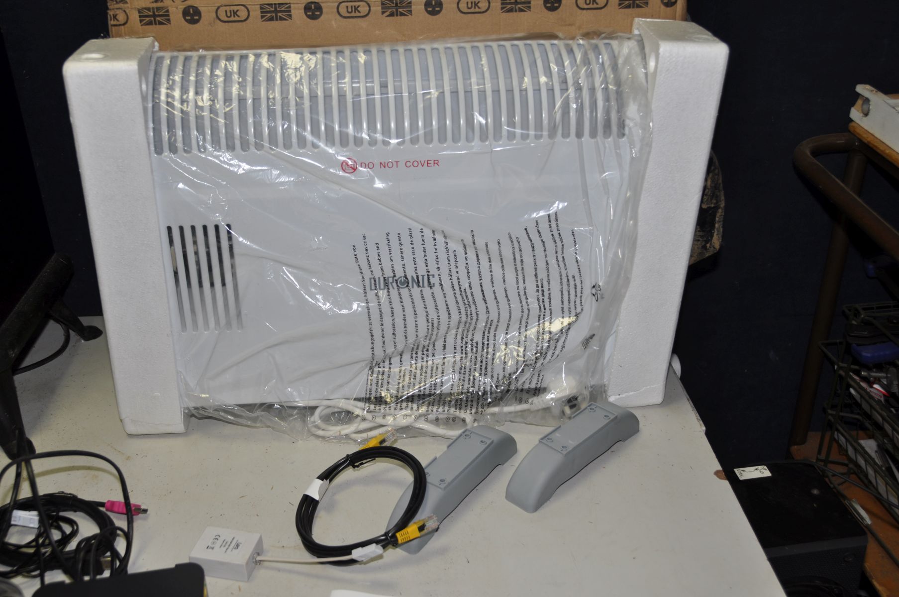 AN UNBRANDED LOG BURNER STYLE FAN HEATER, a brand new in box Duronic electric heater (PAT not - Image 4 of 4