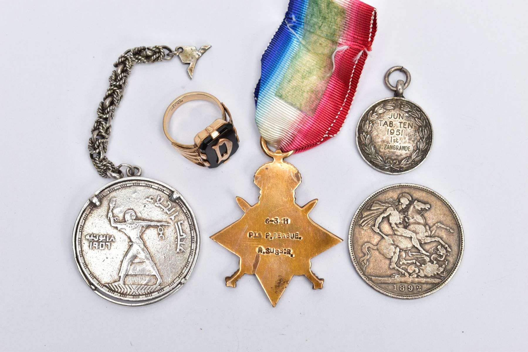 FIVE MISCELLANEOUS ITEMS, to include a rolled gold signet ring, a YMCA medal, a mounted Egyptian - Bild 2 aus 2