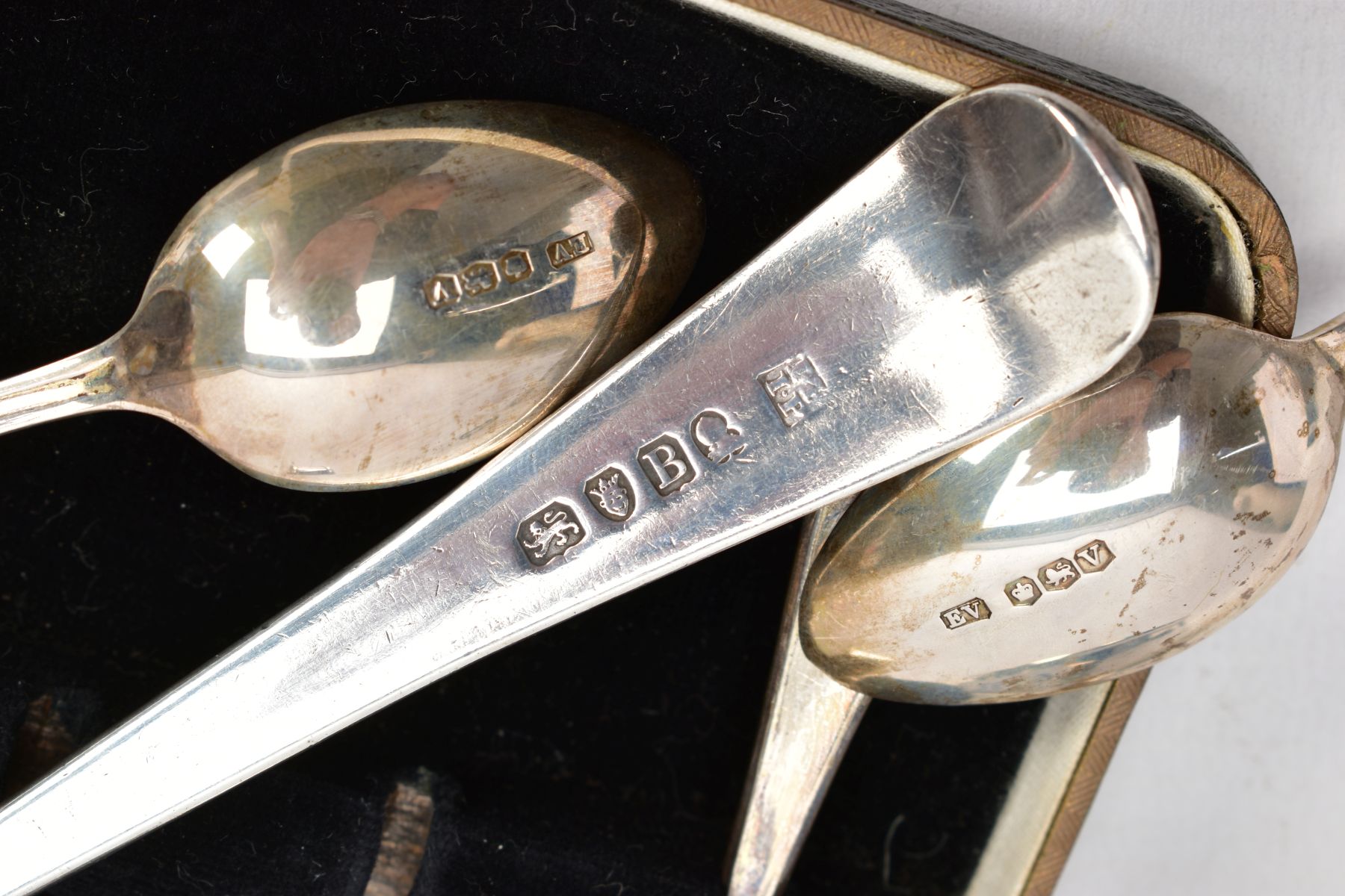 A SMALL SELECTION OF SILVERWARE, to include a cased set of silver teaspoons, hallmark for Viner's - Image 3 of 3