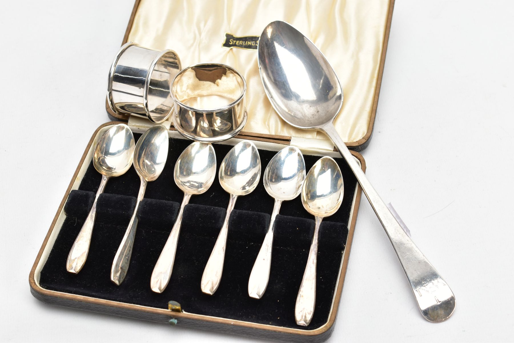 A SMALL SELECTION OF SILVERWARE, to include a cased set of silver teaspoons, hallmark for Viner's