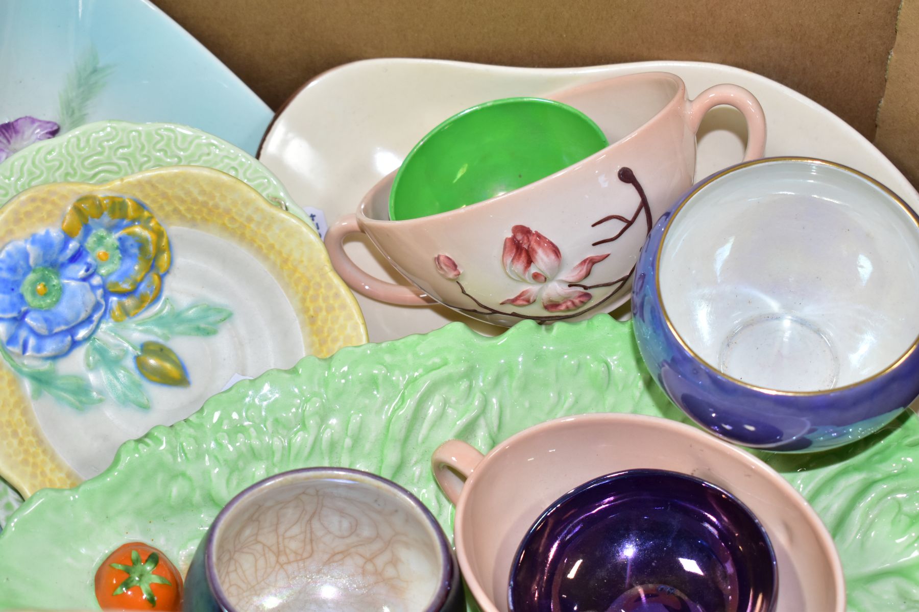 TWO BOXES OF DECORATIVE CERAMICS AND TEA WARES, ETC, including New Hall Pottery daffodil pattern - Image 7 of 8