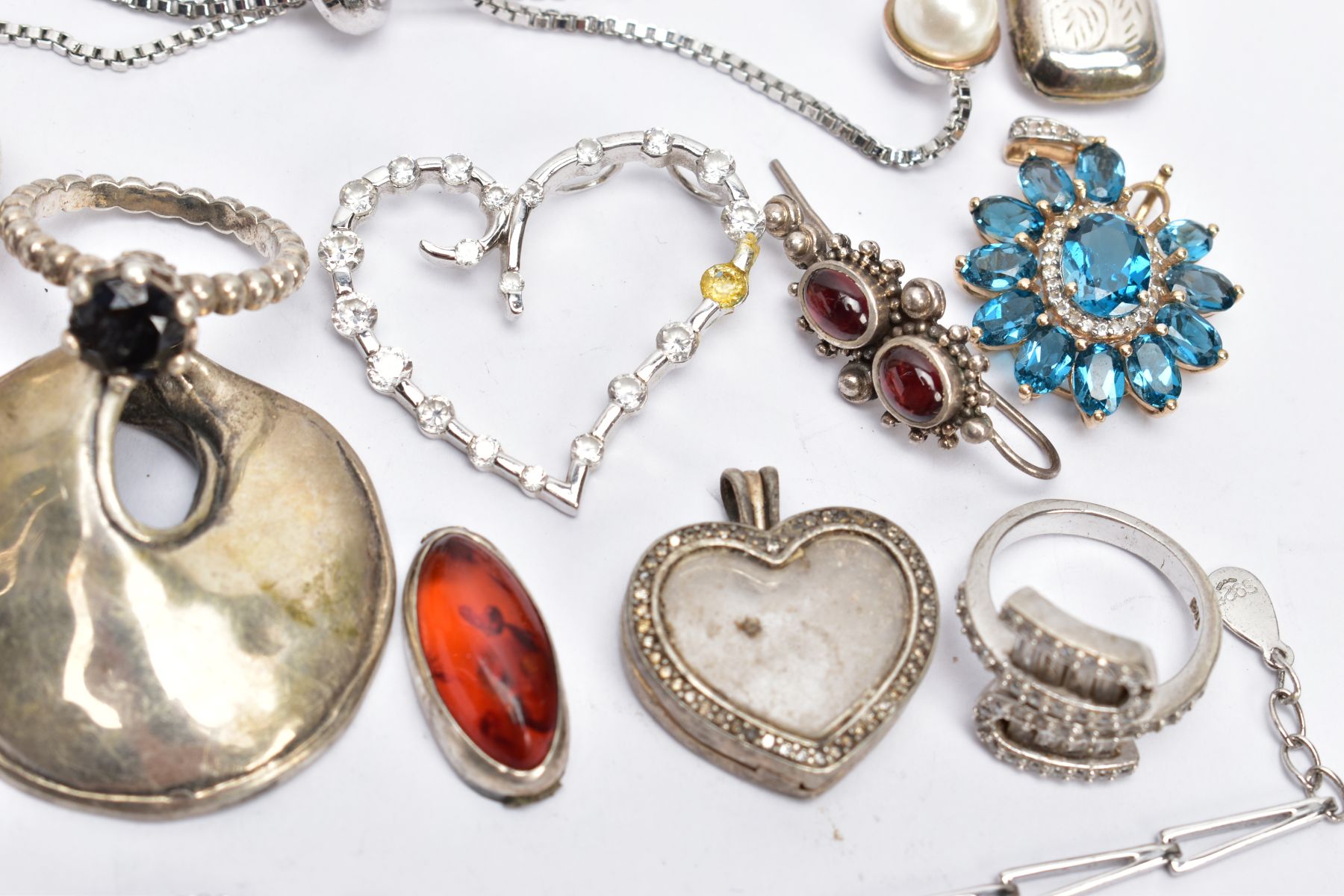 A SELECTION OF SILVER AND WHITE METAL JEWELLERY, to include a Thomas Sabo heart pendant, a Thomas - Bild 3 aus 3