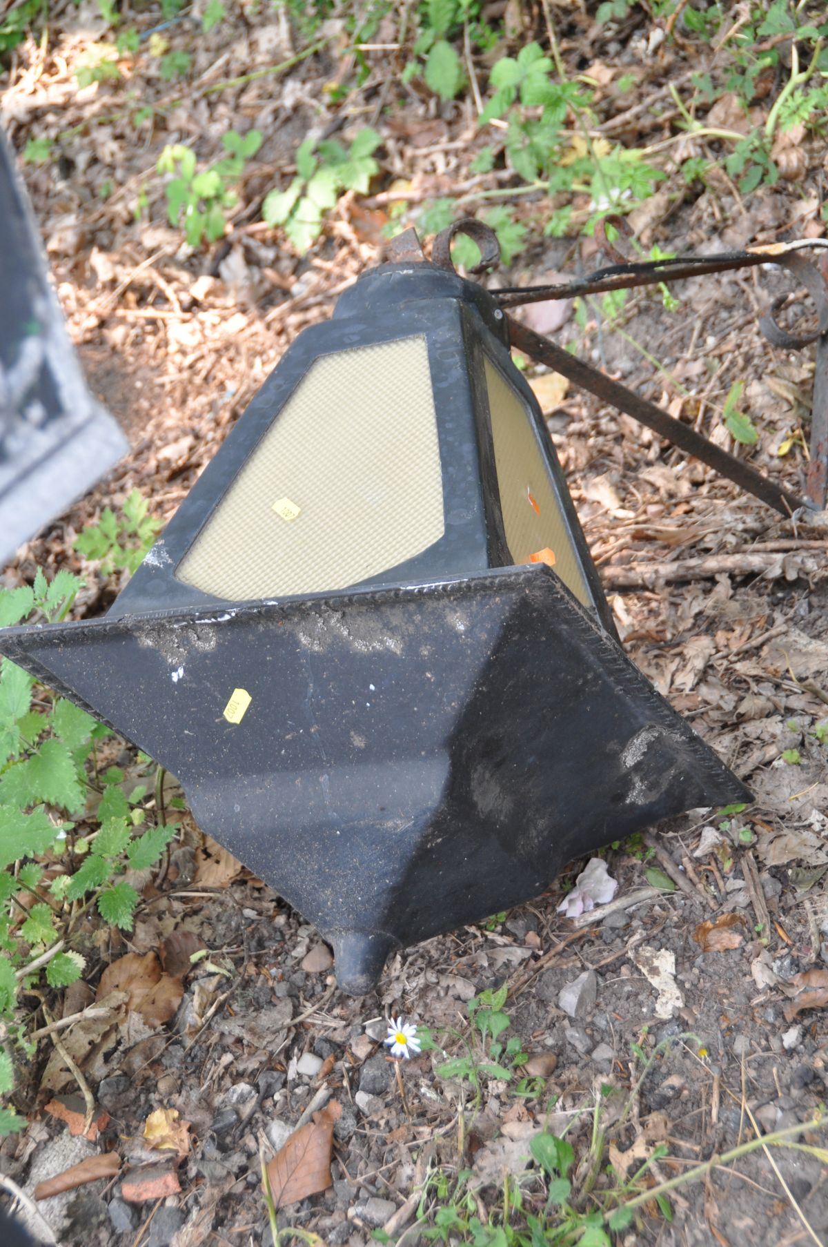 AN AMERICAN STYLE MAILBOX attached to a cast iron Corinthian column base and concrete foot 134cm - Bild 5 aus 5