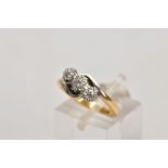 A YELLOW METAL THREE STONE DIAMOND RING, designed with three graduated round brilliant cut diamonds,