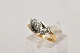 A YELLOW METAL THREE STONE DIAMOND RING, designed with three graduated round brilliant cut diamonds,