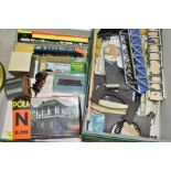 A QUANTITY OF BOXED AND UNBOXED N GAUGE MODEL RAILWAY ITEMS, to include boxed Piko class BB electric