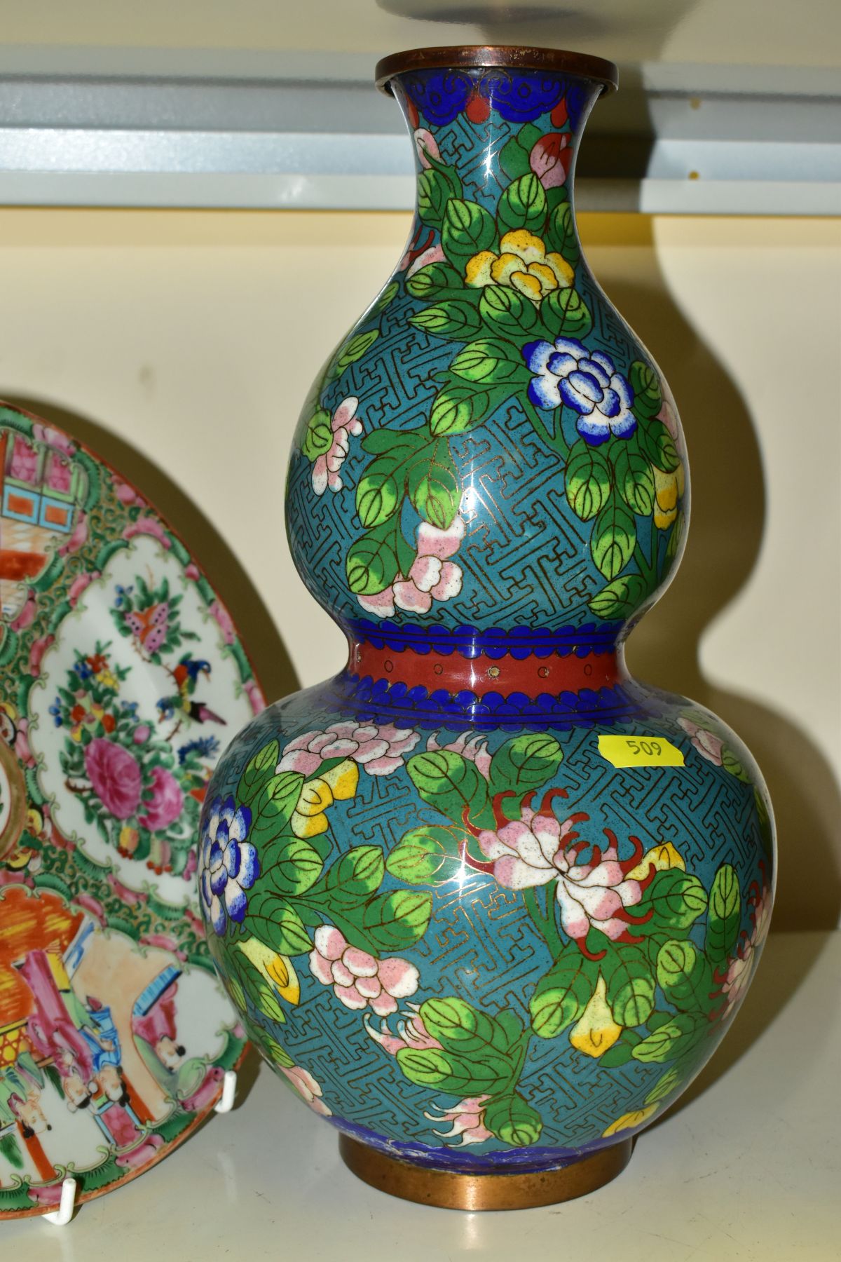 A SMALL GROUP OF FOUR PIECES OF CHINESE PORCELAIN AND TWO CLOISONNE VASES, comprising a pair of - Image 6 of 14