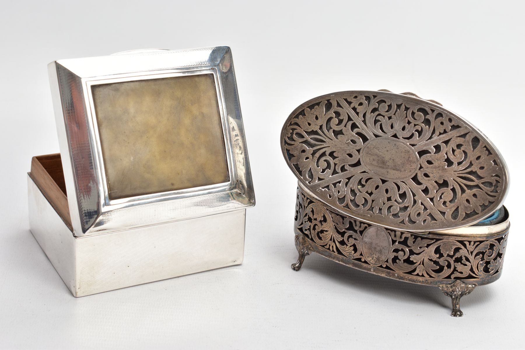 A GEORGE V SILVER LINED, SQUARE CIGARETTE BOX AND A PIERCED OVAL VANITY BOX, engine turned design - Image 4 of 7
