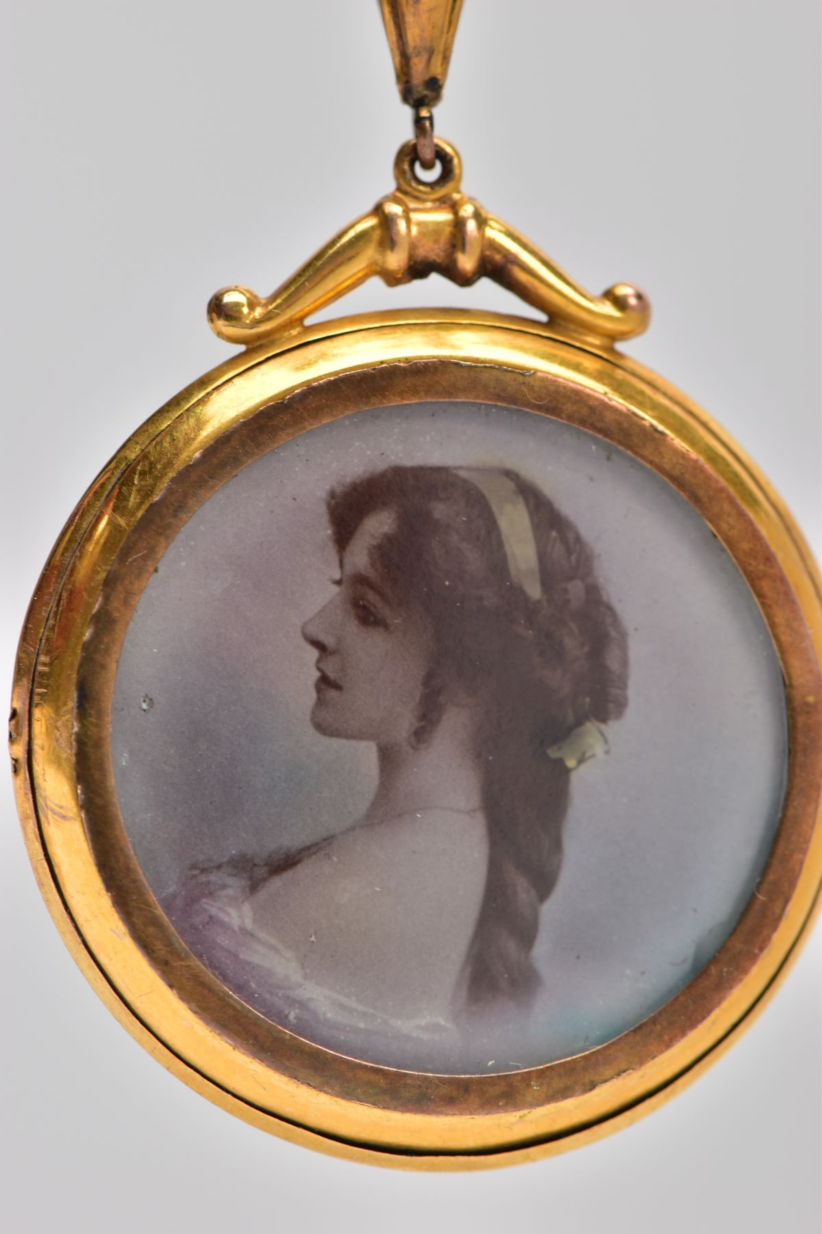 AN EARLY 20TH CENTURY 9CT GOLD PORTRAIT BROOCH, the circular double sided photo pendant, with - Image 3 of 3