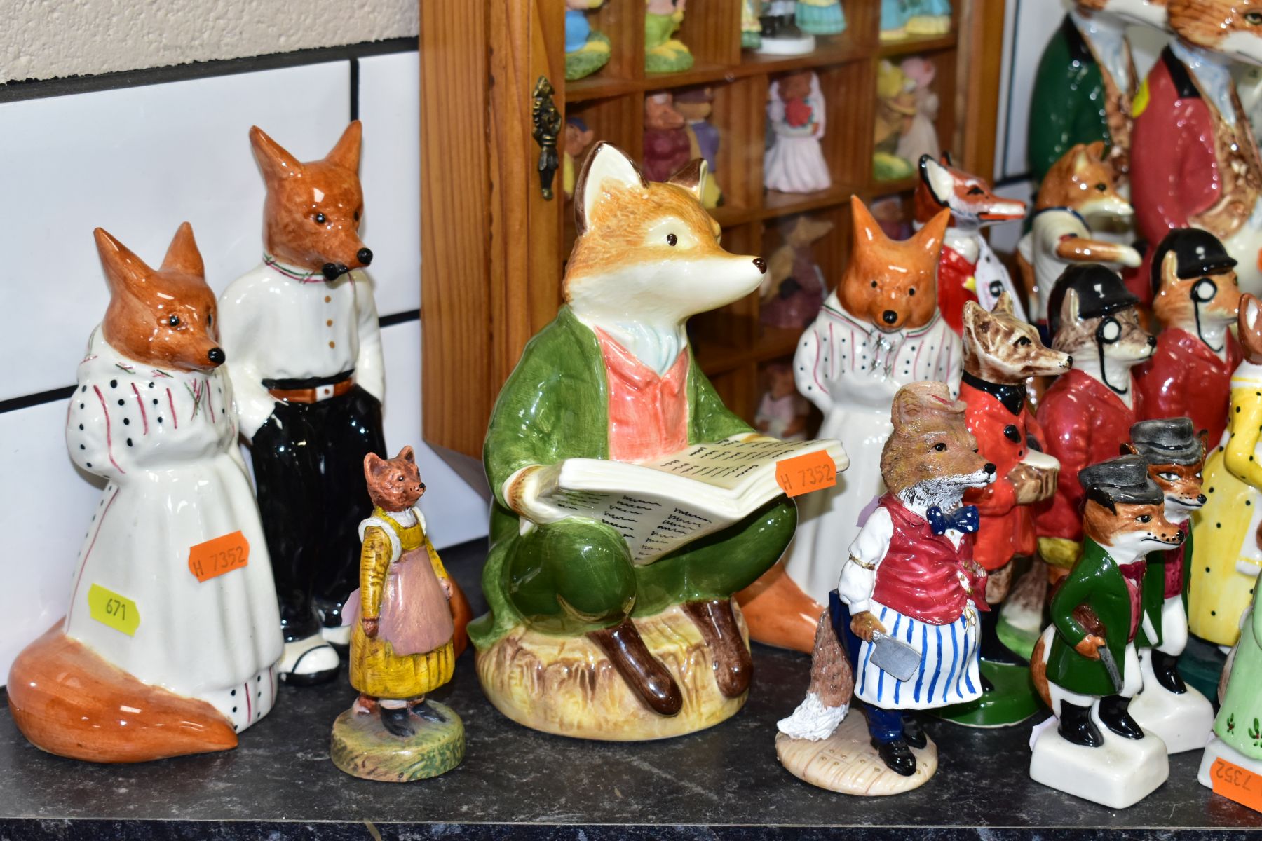 A COLLECTION OF SIXTY ONE NOVELTY FOX ORNAMENTS AND SCULPTURES to include Enesco Beatrix Potter - Image 4 of 11