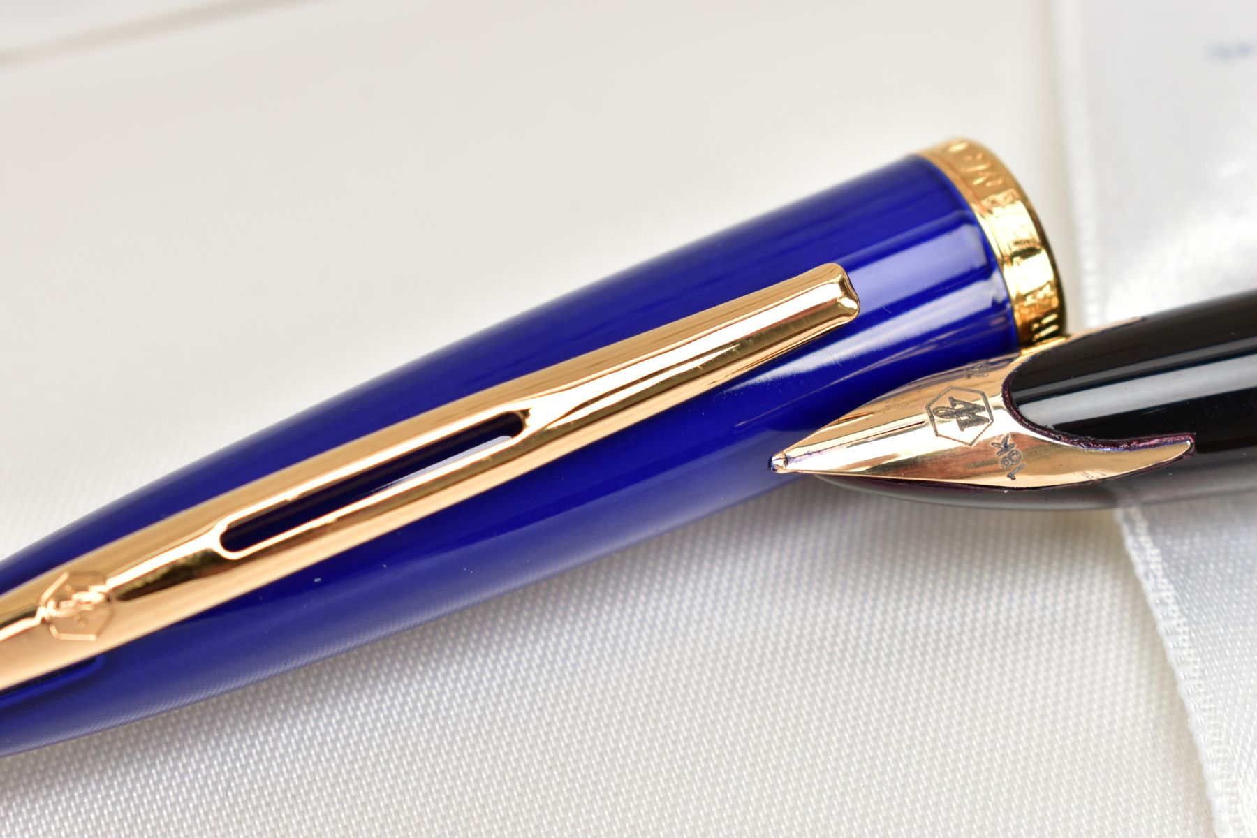 A BOXED WATERMAN CARENE FOUNTAIN PEN, gloss blue body and gold trim detail, 18k gold nib, together - Image 2 of 3