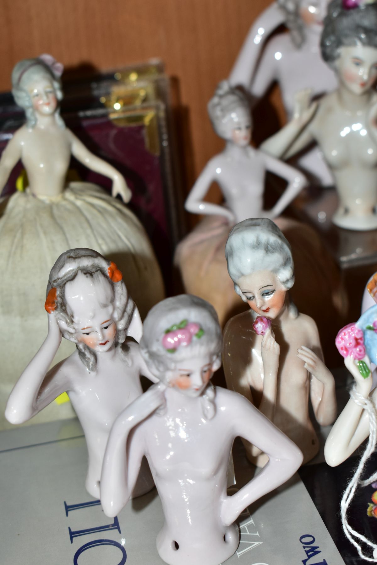 A COLLECTION OF FOURTEEN LATE 19TH/EARLY 20TH CENTURY PORCELAIN NUDE HALF-DOLLS, in a variety of - Image 7 of 8