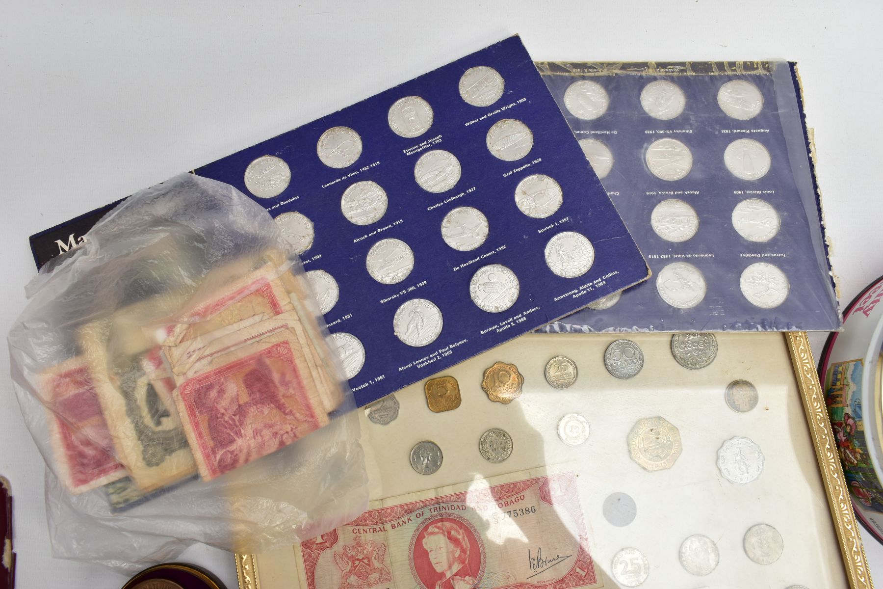 A LARGE PLASTIC TRAY OF MIXED COINS to include a framed display of coin and banknotes, some Shell - Image 3 of 10