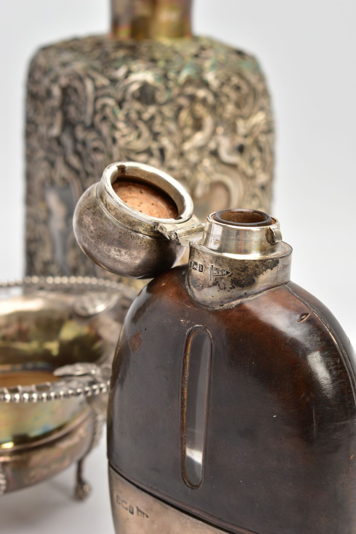 A SELECTION OF SILVER AND WHITE METAL ITEMS, to include an AF glass and silver lined decanter, - Image 13 of 15