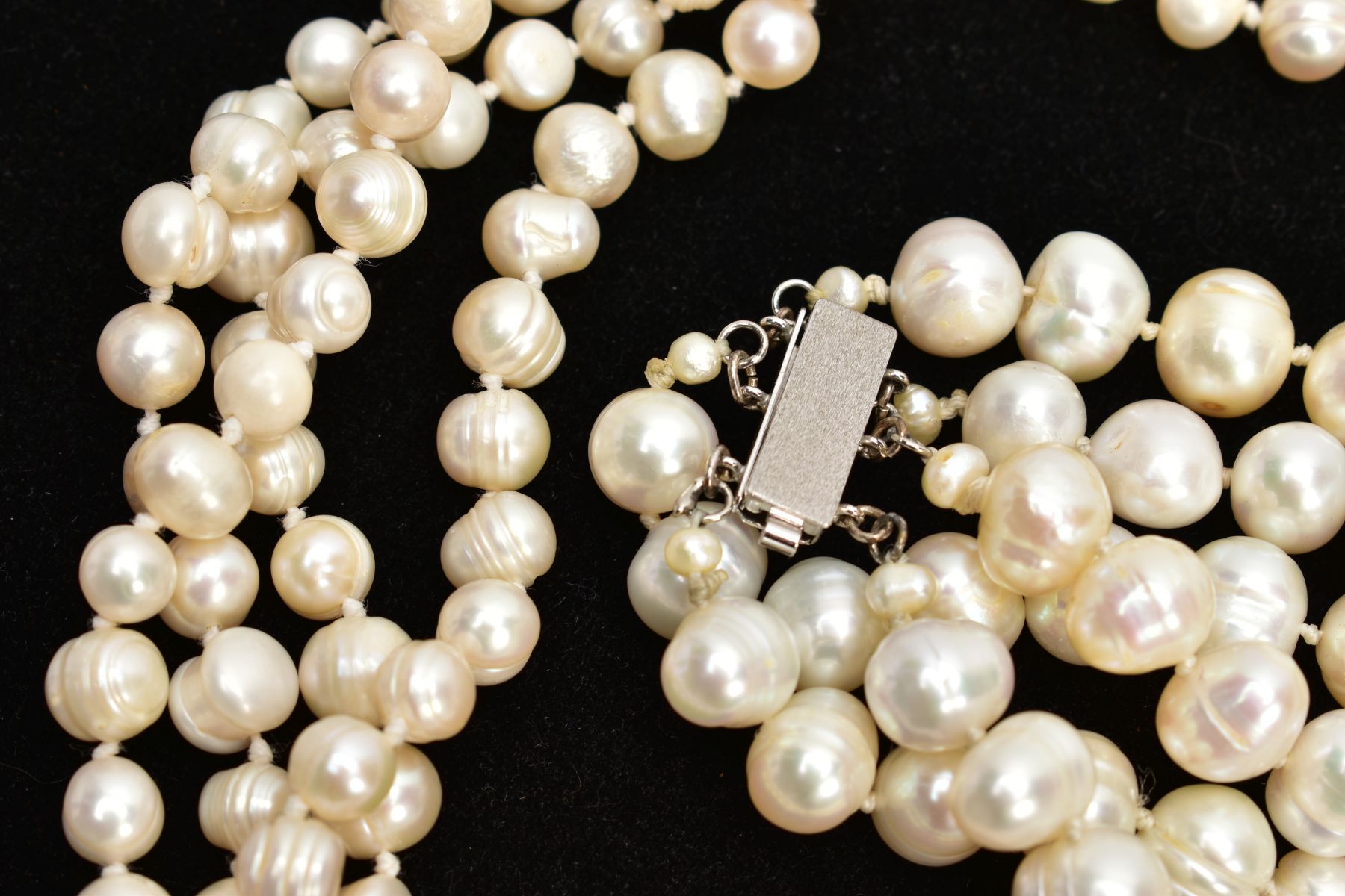 TWO CULTURED FRESH WATER PEARL NECKLACES, to include a three-strand necklace fitted with a white - Bild 2 aus 4