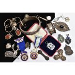 A TRAY OF SILVER AND WHITE METAL ITEMS, to include a silver hinged bangle, decorative floral