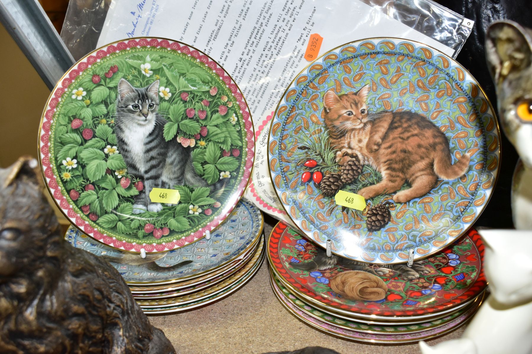 CAT THEMED SCULPTURES AND COLLECTORS PLATES, comprising a Mike Hinton pottery seated cat, height - Image 5 of 5