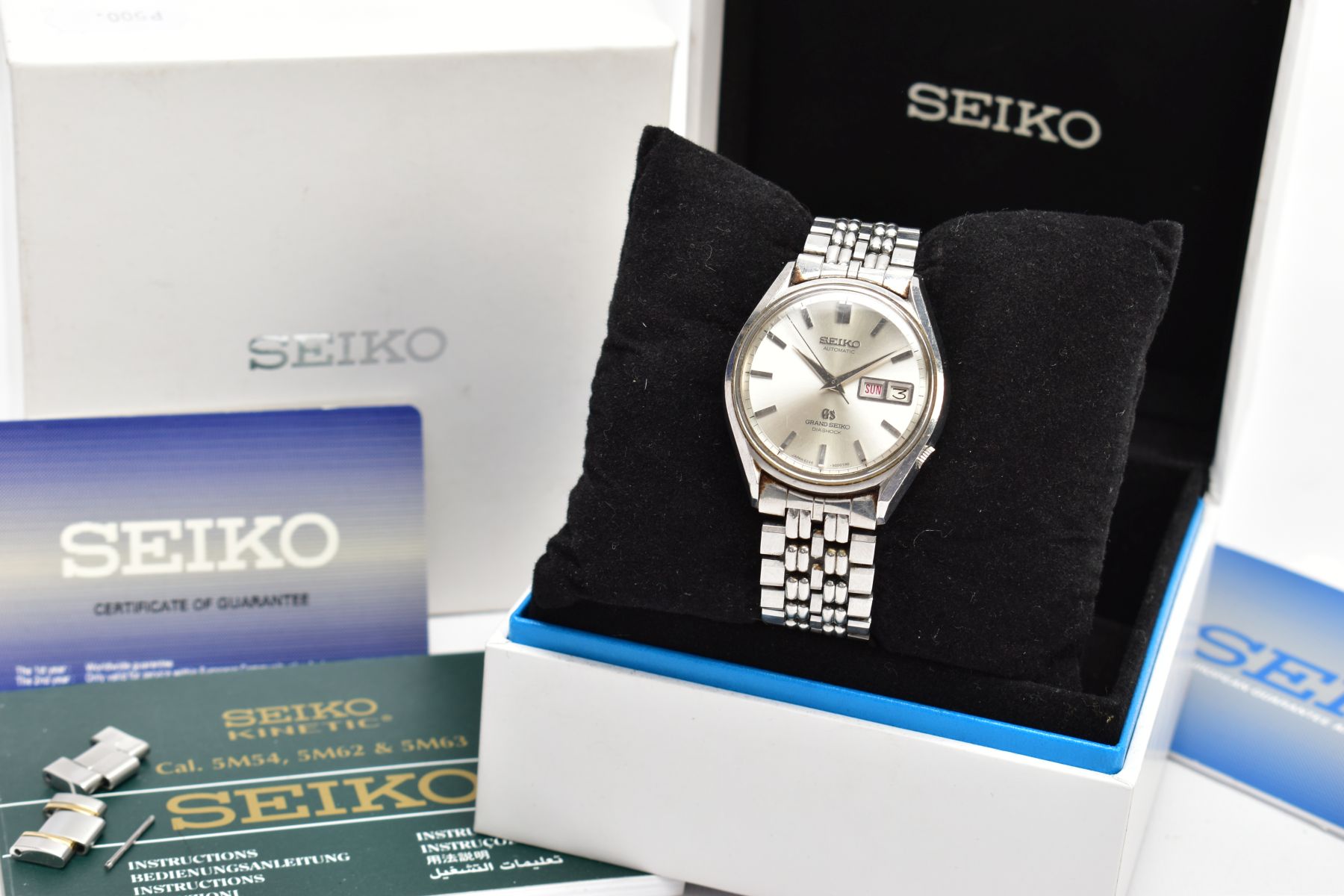 A GENTS SEIKO AUTOMATIC WRISTWATCH, round silver dial signed 'Seiko Automatic, grand Seiko