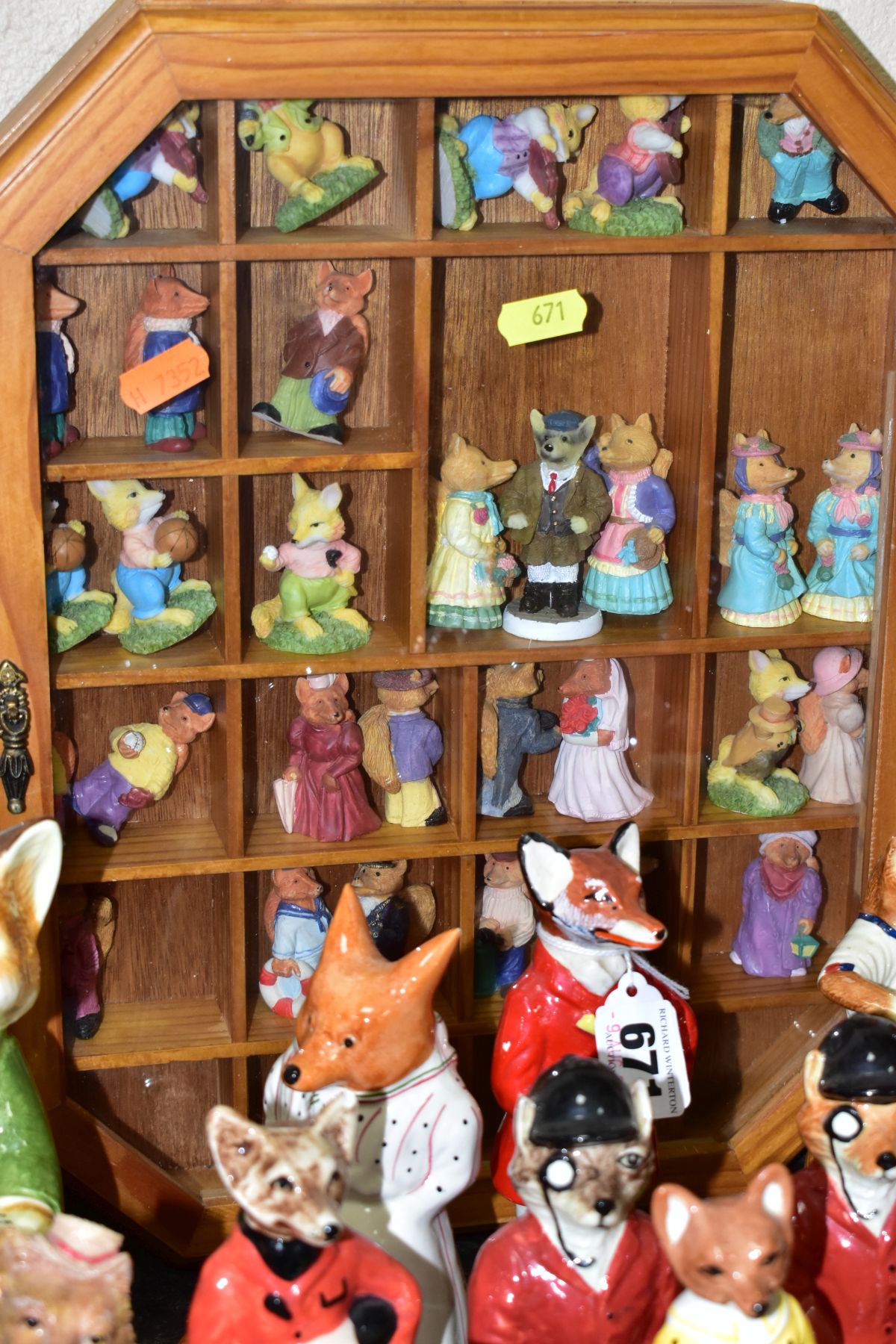 A COLLECTION OF SIXTY ONE NOVELTY FOX ORNAMENTS AND SCULPTURES to include Enesco Beatrix Potter - Image 9 of 11