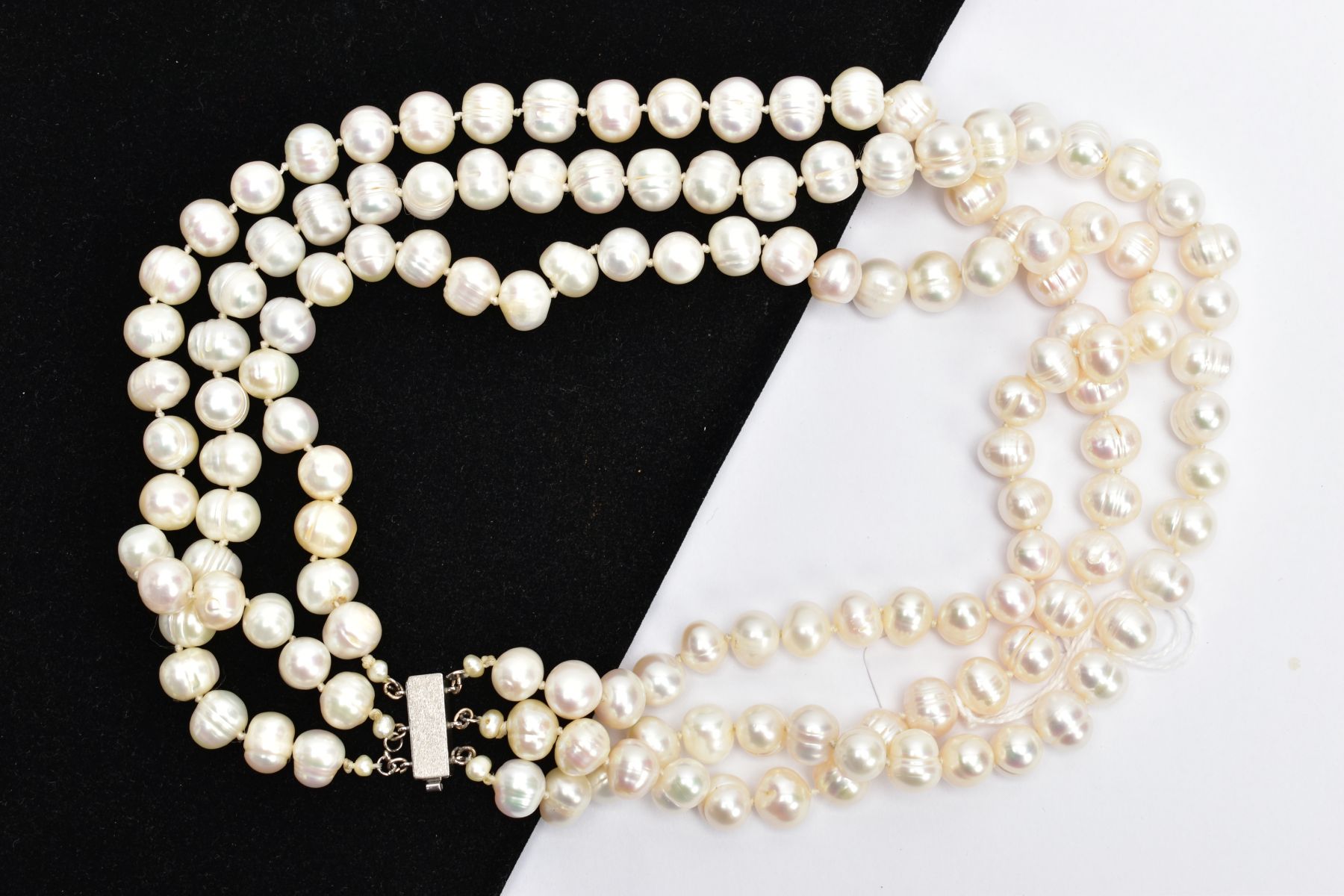 TWO CULTURED FRESH WATER PEARL NECKLACES, to include a three-strand necklace fitted with a white - Bild 4 aus 4