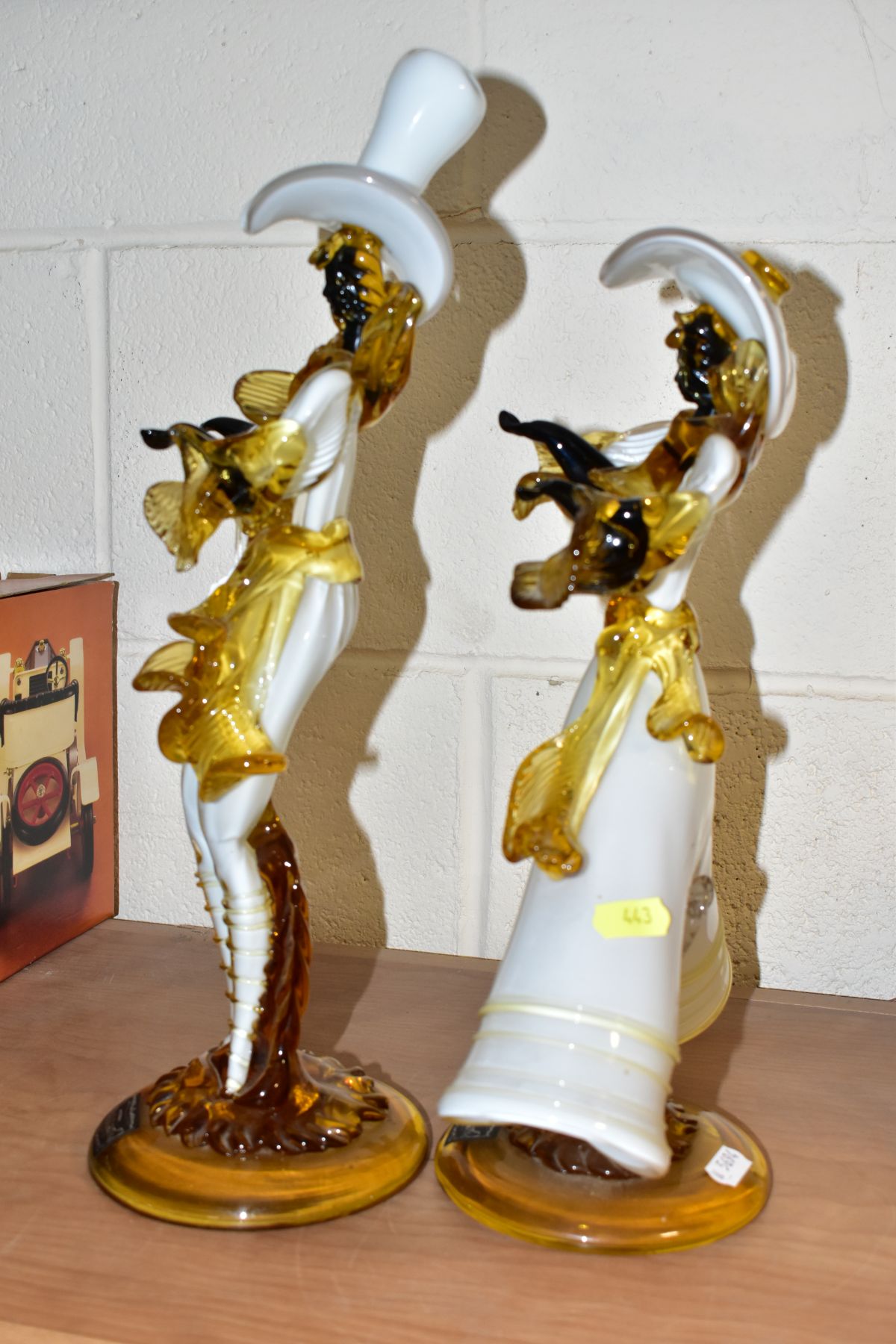 A PAIR OF VENETIAN GLASS COMPANY FIGURES OF A LADY AND GENTLEMAN, white, amber and black, both - Image 4 of 10