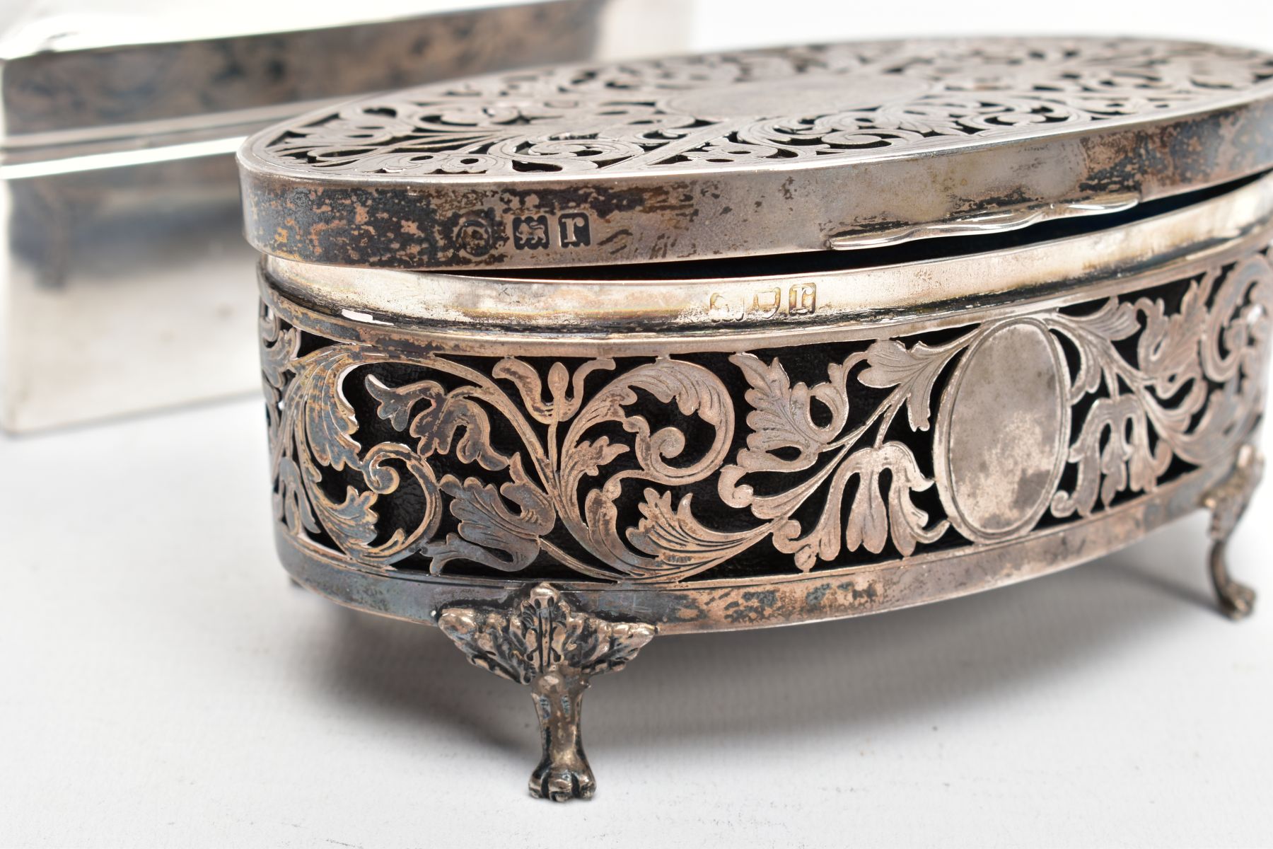 A GEORGE V SILVER LINED, SQUARE CIGARETTE BOX AND A PIERCED OVAL VANITY BOX, engine turned design - Image 5 of 7