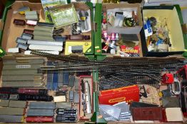 A QUANTITY OF MAINLY UNBOXED AND ASSORTED 00 GAUGE MODEL RAILWAY ITEMS, to include Hornby Dublo