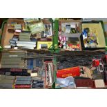 A QUANTITY OF MAINLY UNBOXED AND ASSORTED 00 GAUGE MODEL RAILWAY ITEMS, to include Hornby Dublo