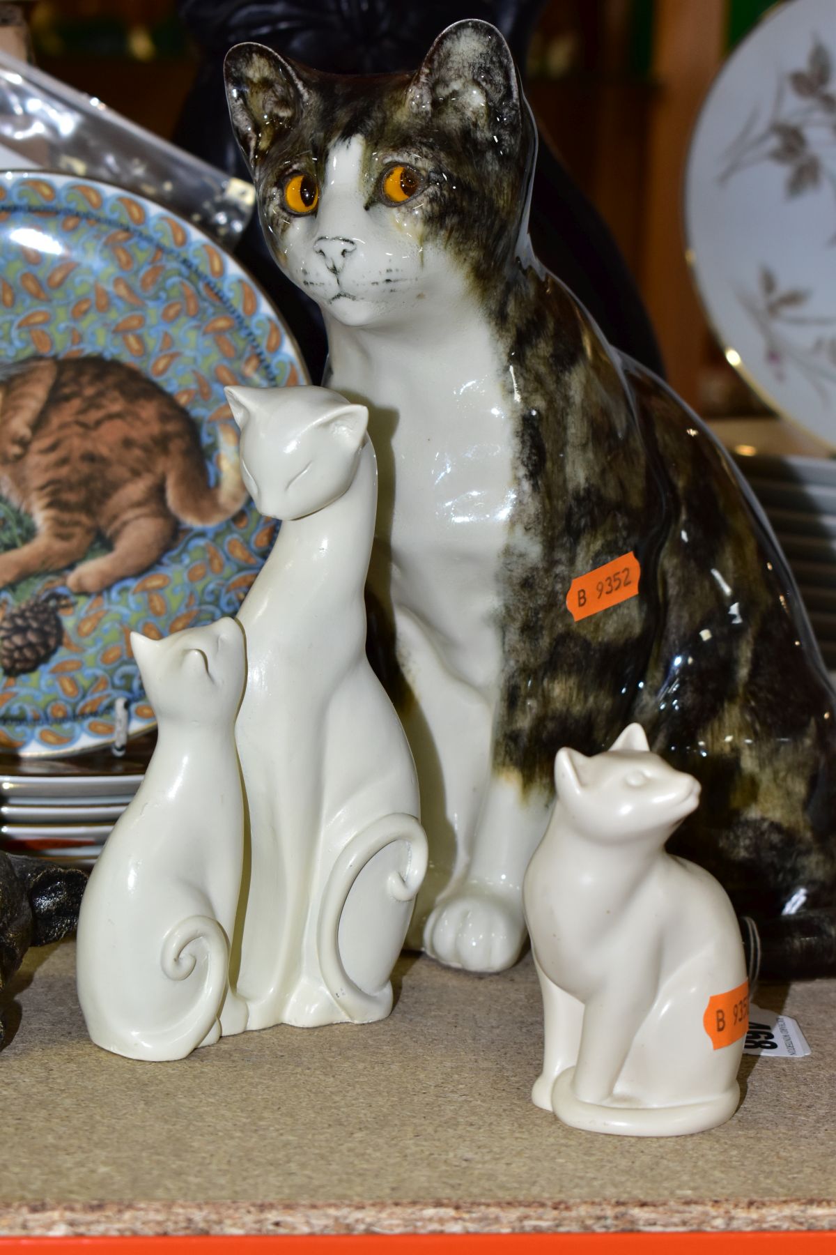 CAT THEMED SCULPTURES AND COLLECTORS PLATES, comprising a Mike Hinton pottery seated cat, height - Image 3 of 5