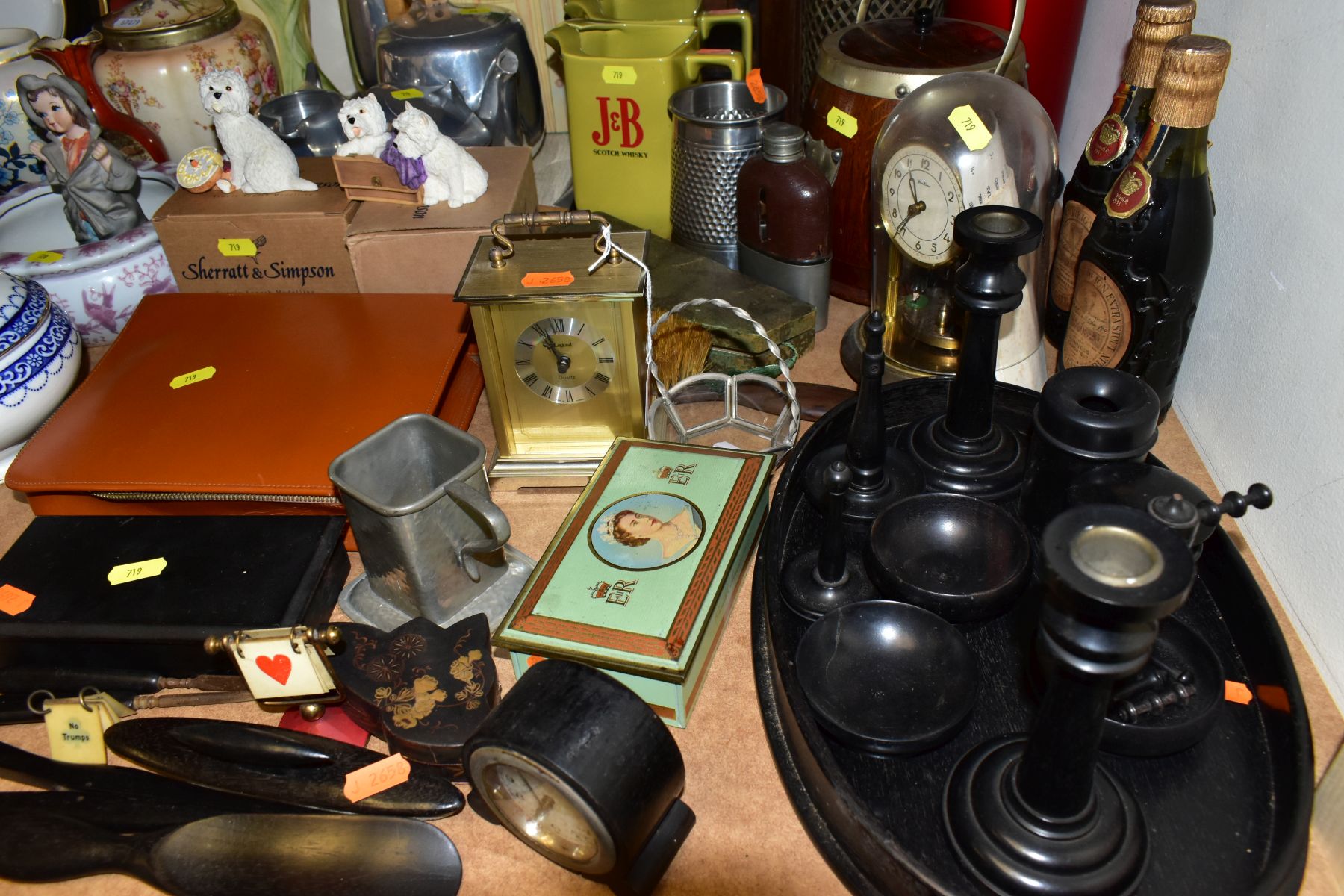 LOOSE SUNDRY ITEMS, ETC, to include an oak smokers cabinet, ebony dressing table set, vintage soda - Image 9 of 9