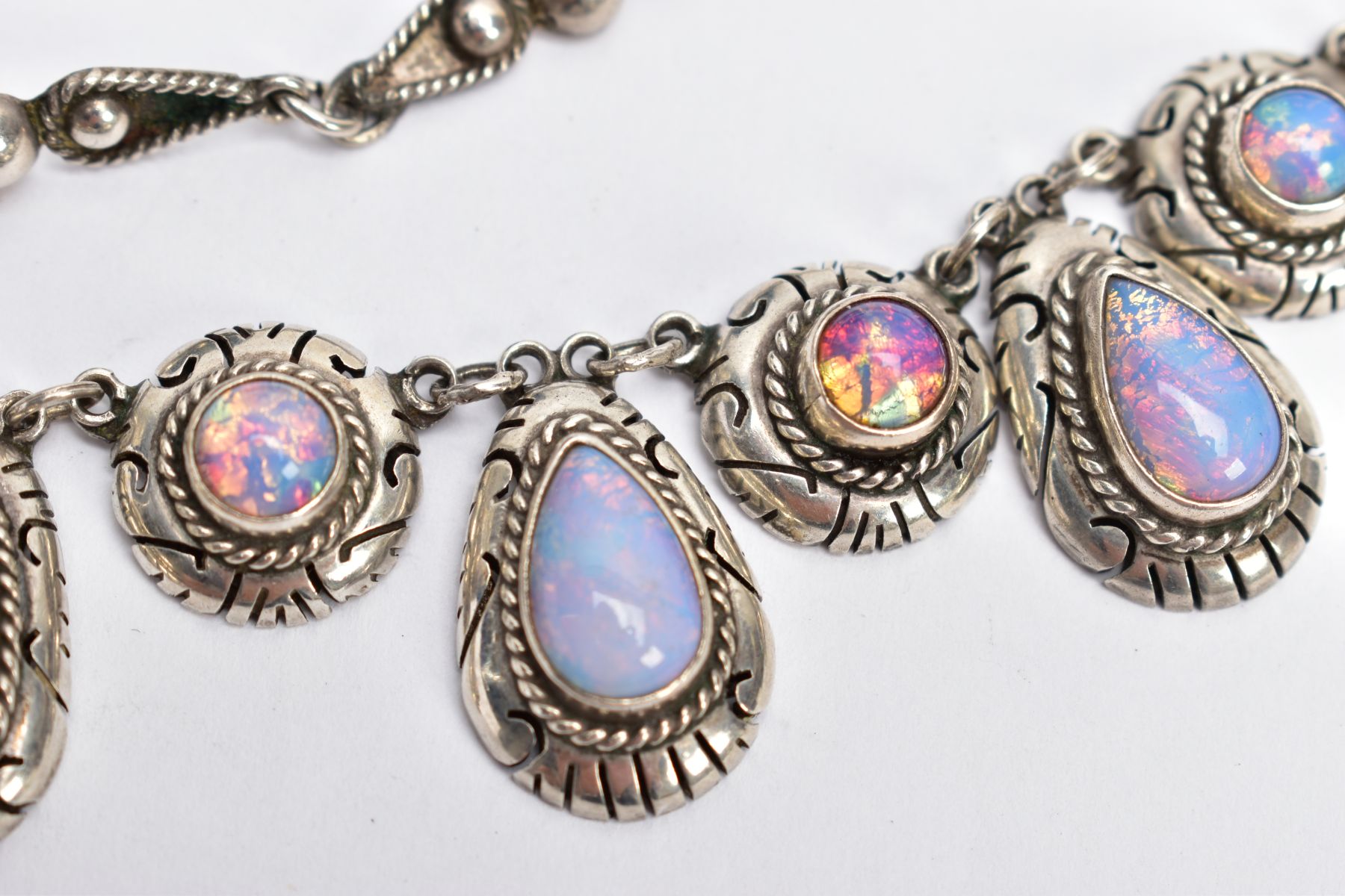 A WHITE METAL AND FAUX OPAL CABOCHON NECKLET, designed with eight circular links each set with a - Bild 4 aus 4